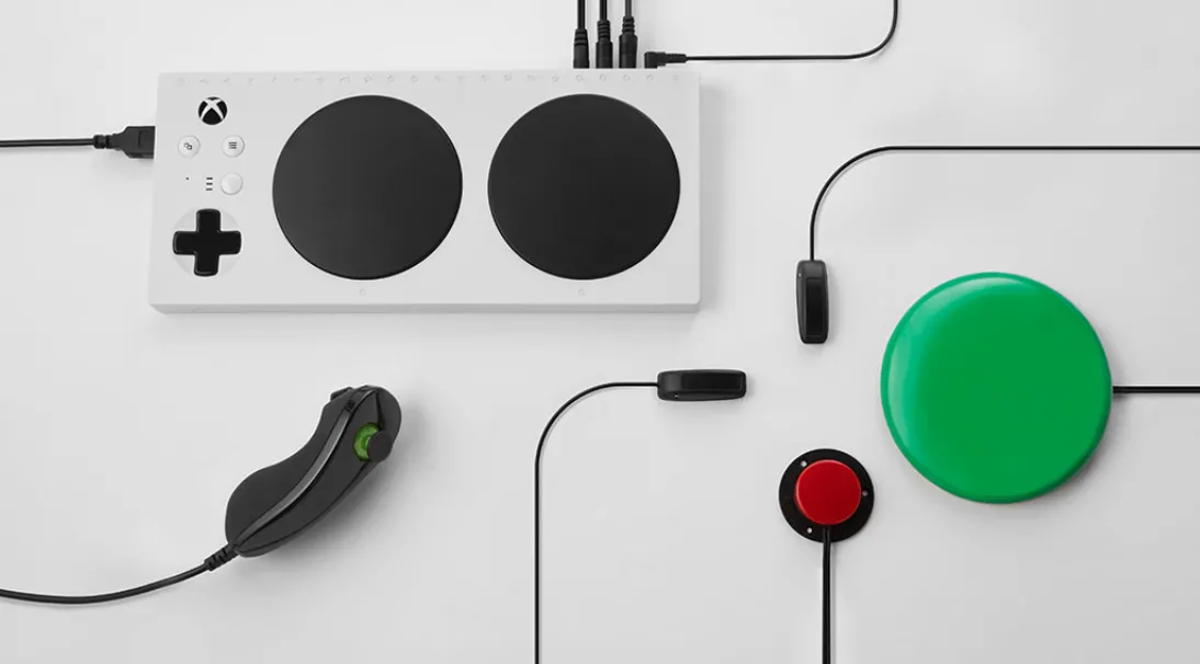 Tay cầm thích ứng Xbox kết nối với cần điều khiển và các nút bấm thông qua cổng 3.5mm, minh họa khả năng tùy chỉnh đa dạng.