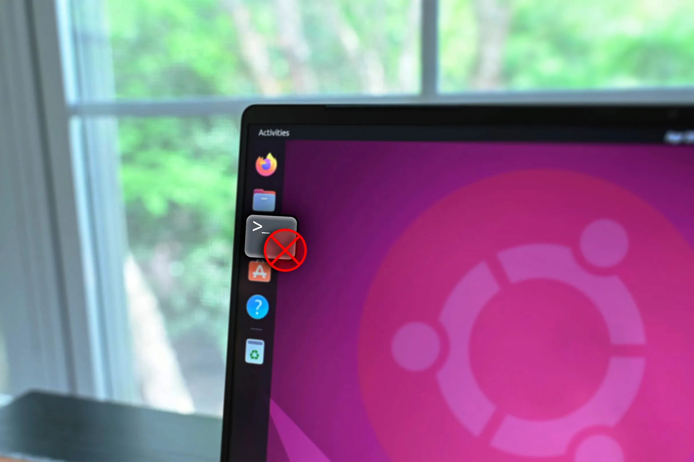Thanh công cụ bên cạnh trên desktop Ubuntu, gợi ý khả năng tùy biến của môi trường GNOME