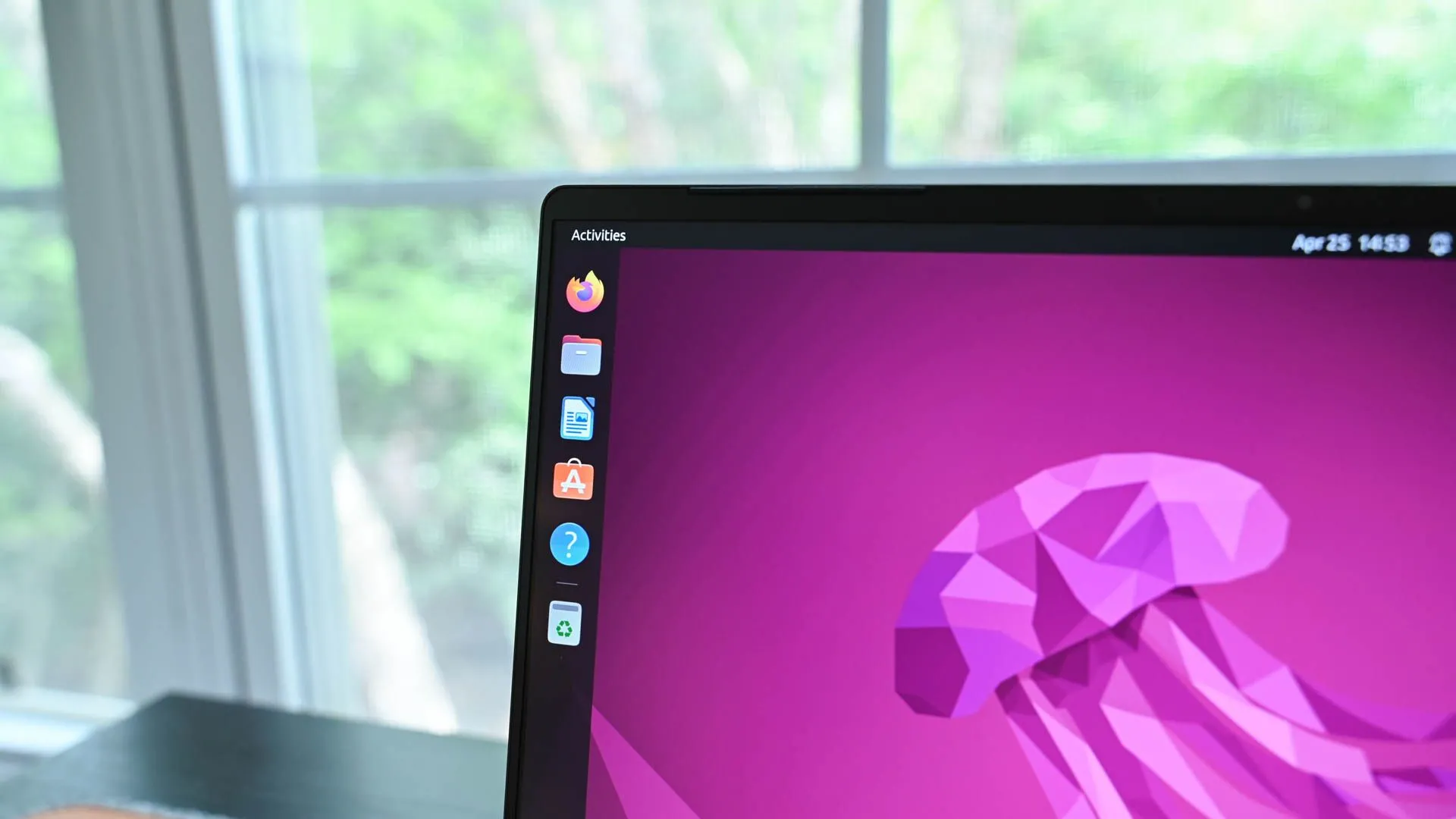 Thanh công cụ bên cạnh trên màn hình desktop Ubuntu của một chiếc laptop, tượng trưng cho trải nghiệm người dùng Linux đa dạng