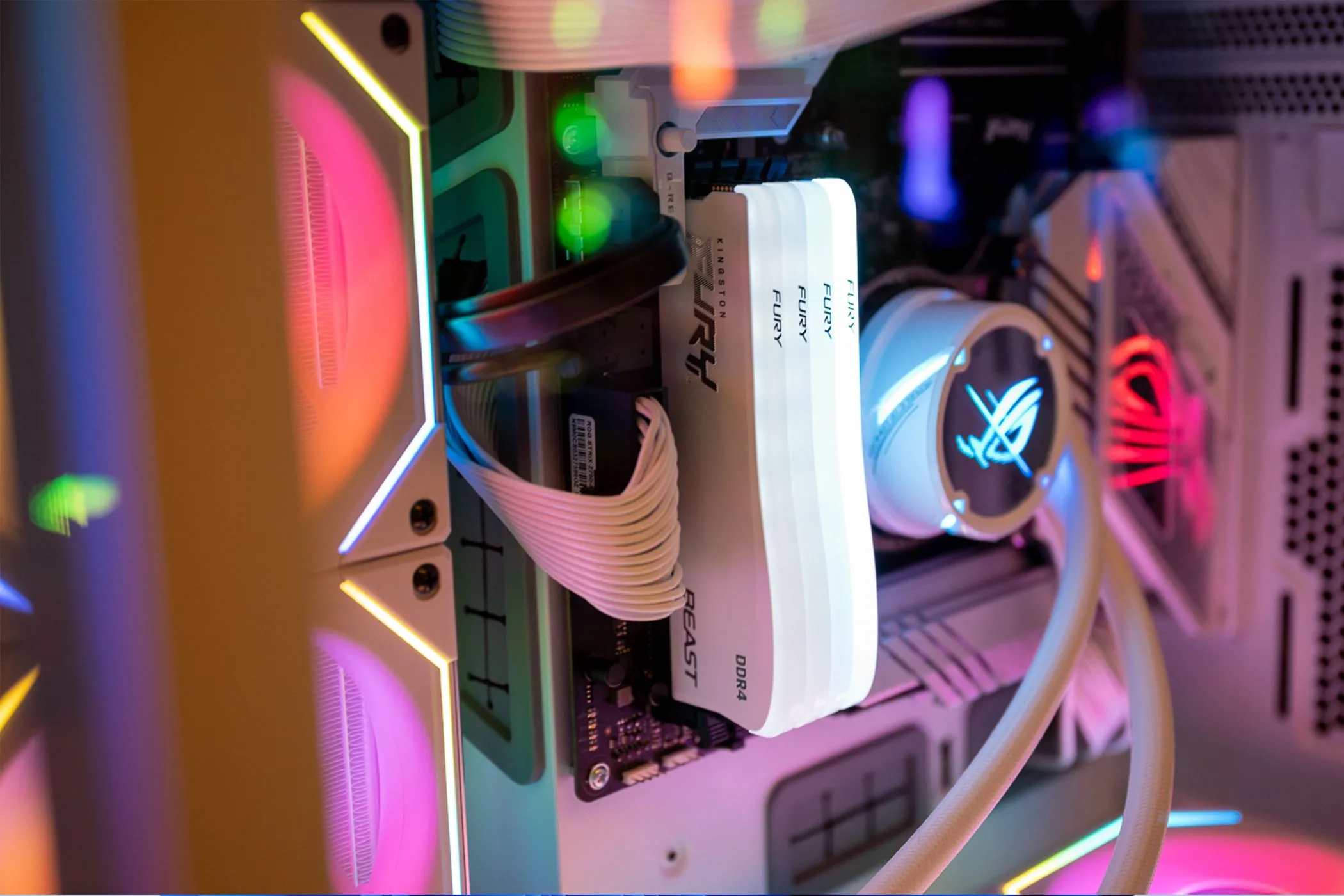 Thanh RAM DDR5 có đèn LED RGB bên trong vỏ máy tính gaming