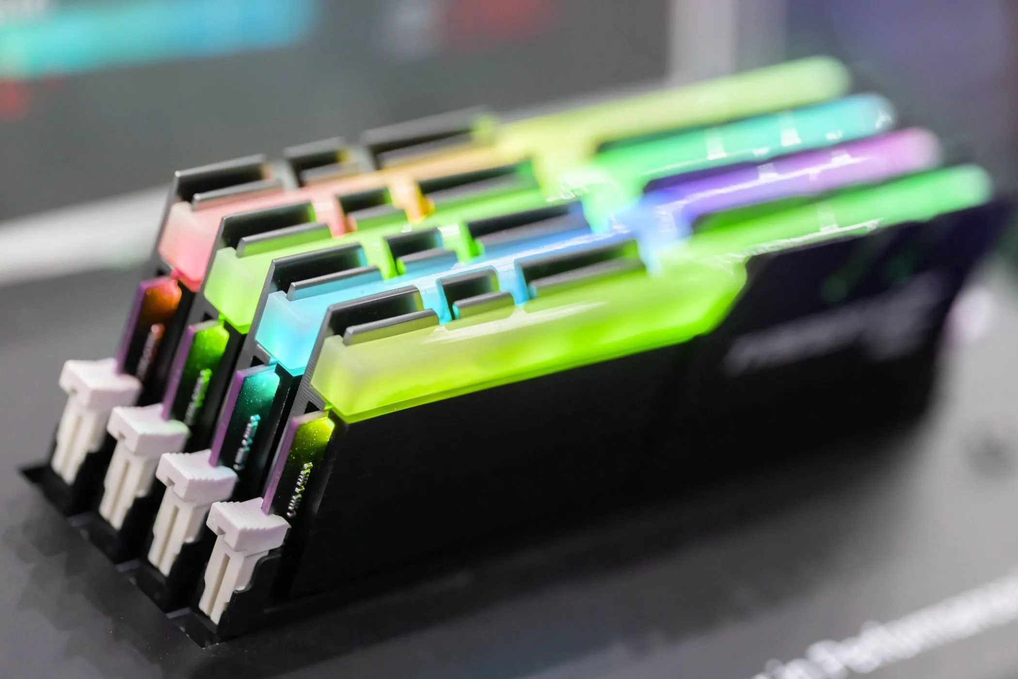 Thanh RAM RGB của máy tính được nhìn từ góc nghiêng, nằm trong khe cắm trên bo mạch chủ