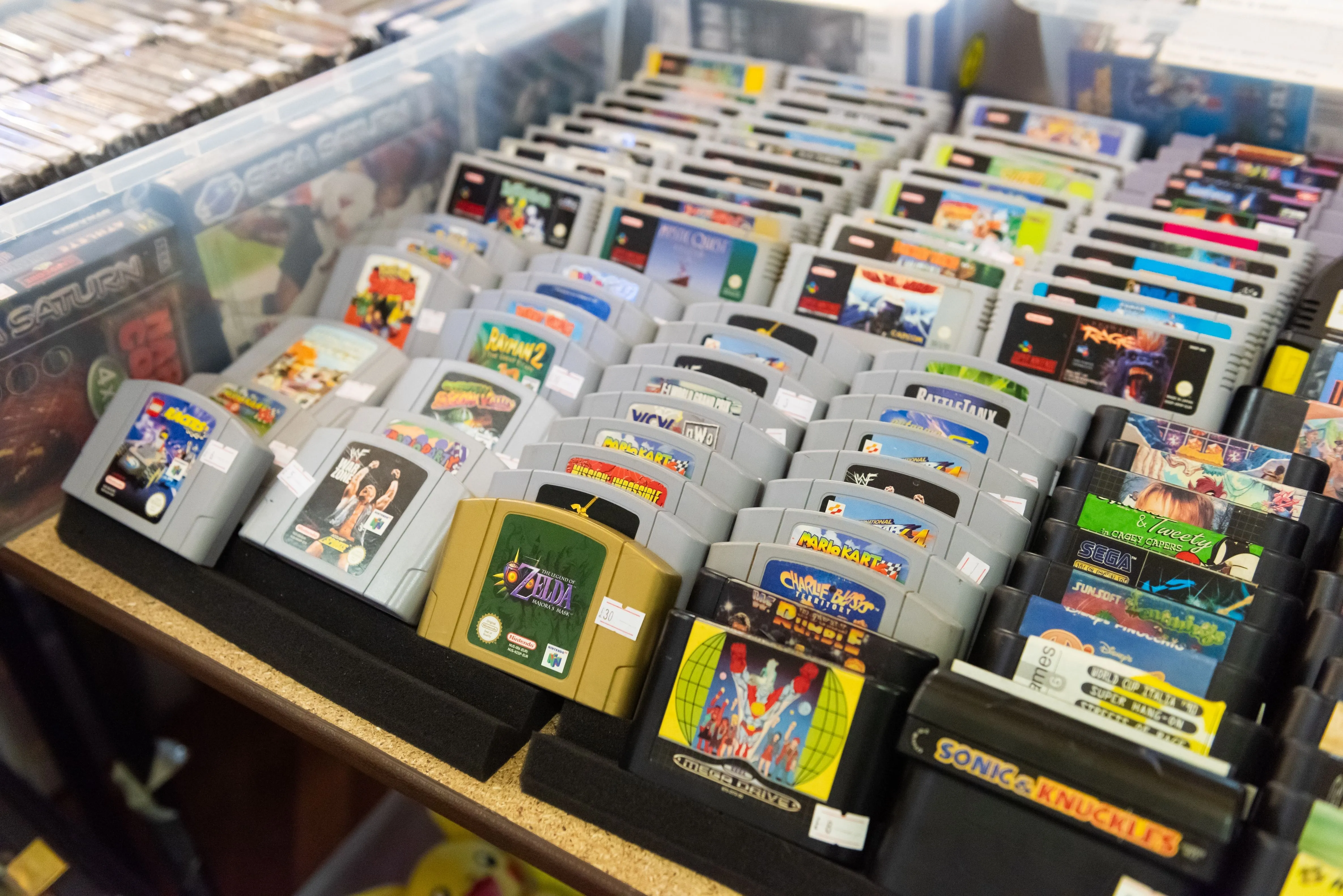 Thao tác thổi bụi vào băng game Nintendo 64 để sửa lỗi