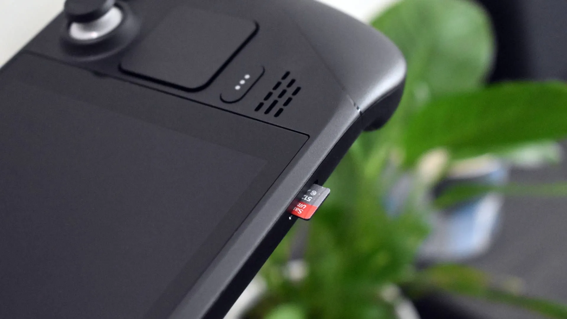 Thẻ nhớ microSD đang được rút ra khỏi khe cắm trên Steam Deck, liên quan đến vấn đề hiệu suất chậm khi cài Windows