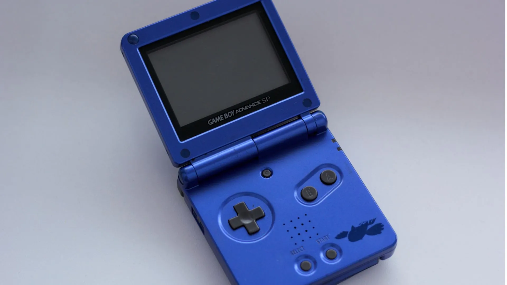 Thiết bị cầm tay Game Boy Advance SP với thiết kế vỏ sò gập tiện lợi và đèn nền