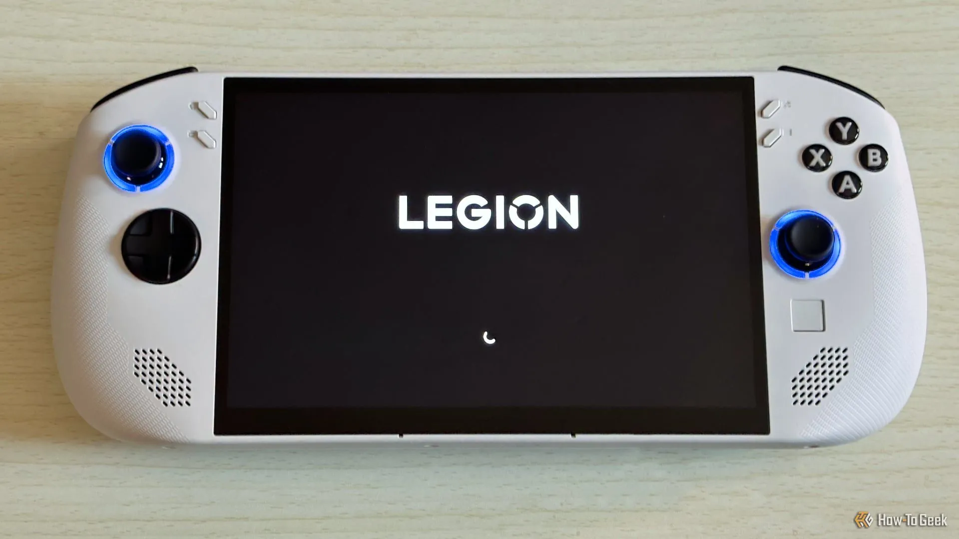 Thiết bị chơi game cầm tay Lenovo Legion Go S chạy SteamOS
