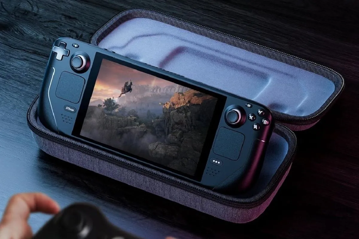 Thiết bị chơi game cầm tay Steam Deck của Valve đặt trong bao đựng JSAUX, với trò chơi Elden Ring hiển thị trên màn hình.