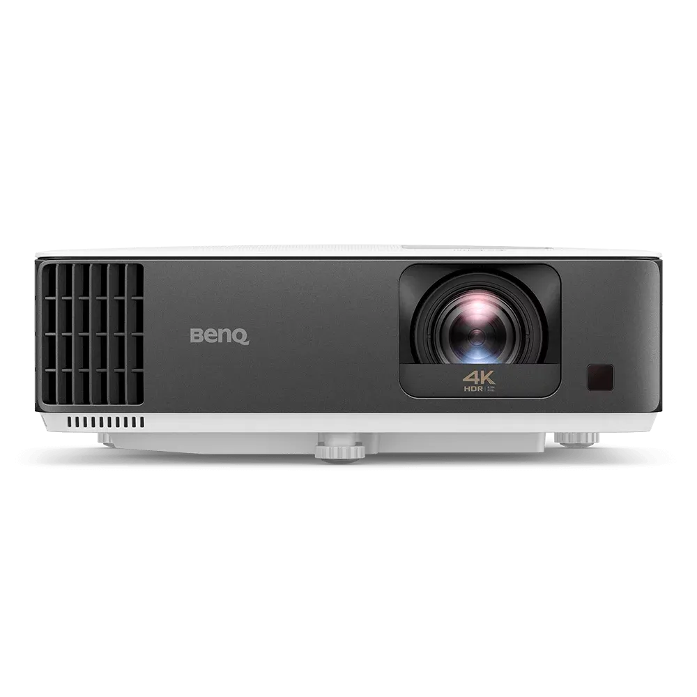 Thiết bị máy chiếu BenQ TK700STi nhìn từ phía trước trên nền màu đen