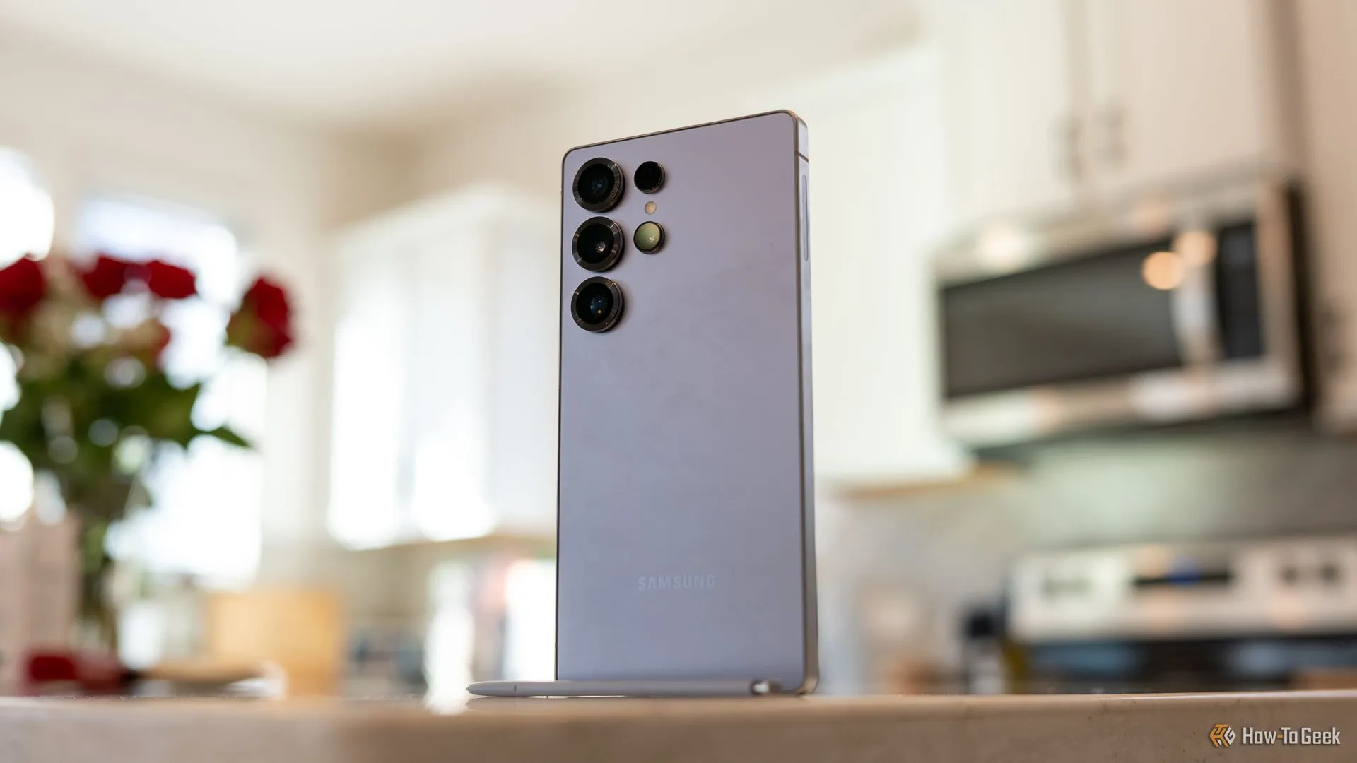 Thiết bị Samsung Galaxy S25 Ultra màu đen cùng bút S Pen trên mặt bàn