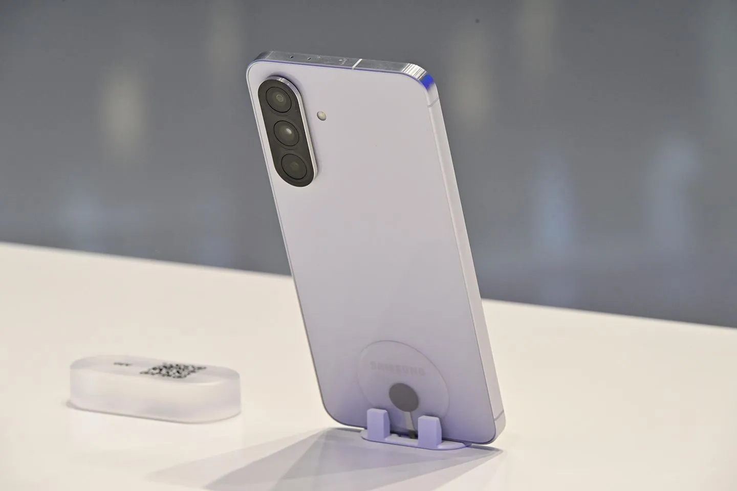 Thiết kế mặt lưng kính và cụm camera của Samsung Galaxy A56