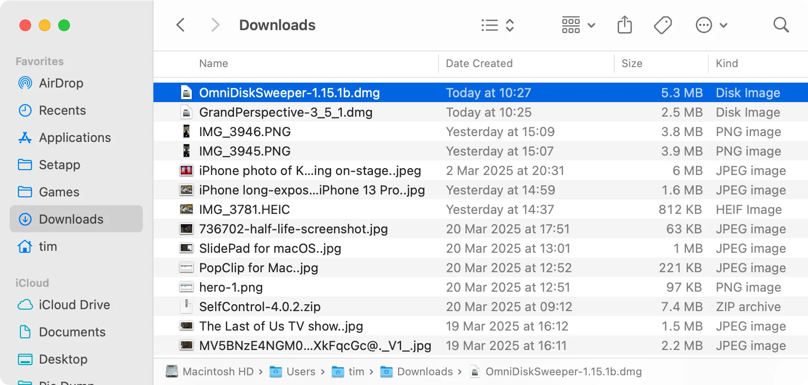 Thư mục Downloads đầy trên macOS với nhiều file rác