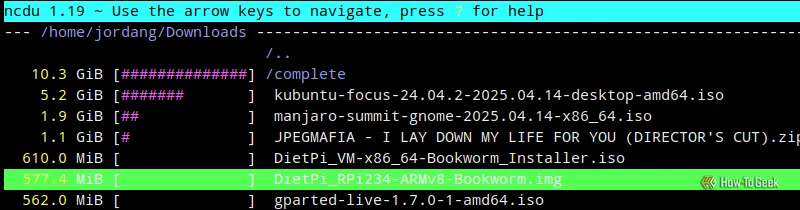 Thư mục Downloads được mở trong trình duyệt tệp ncdu trên Terminal Linux, hiển thị các tệp tải xuống chiếm nhiều dung lượng.