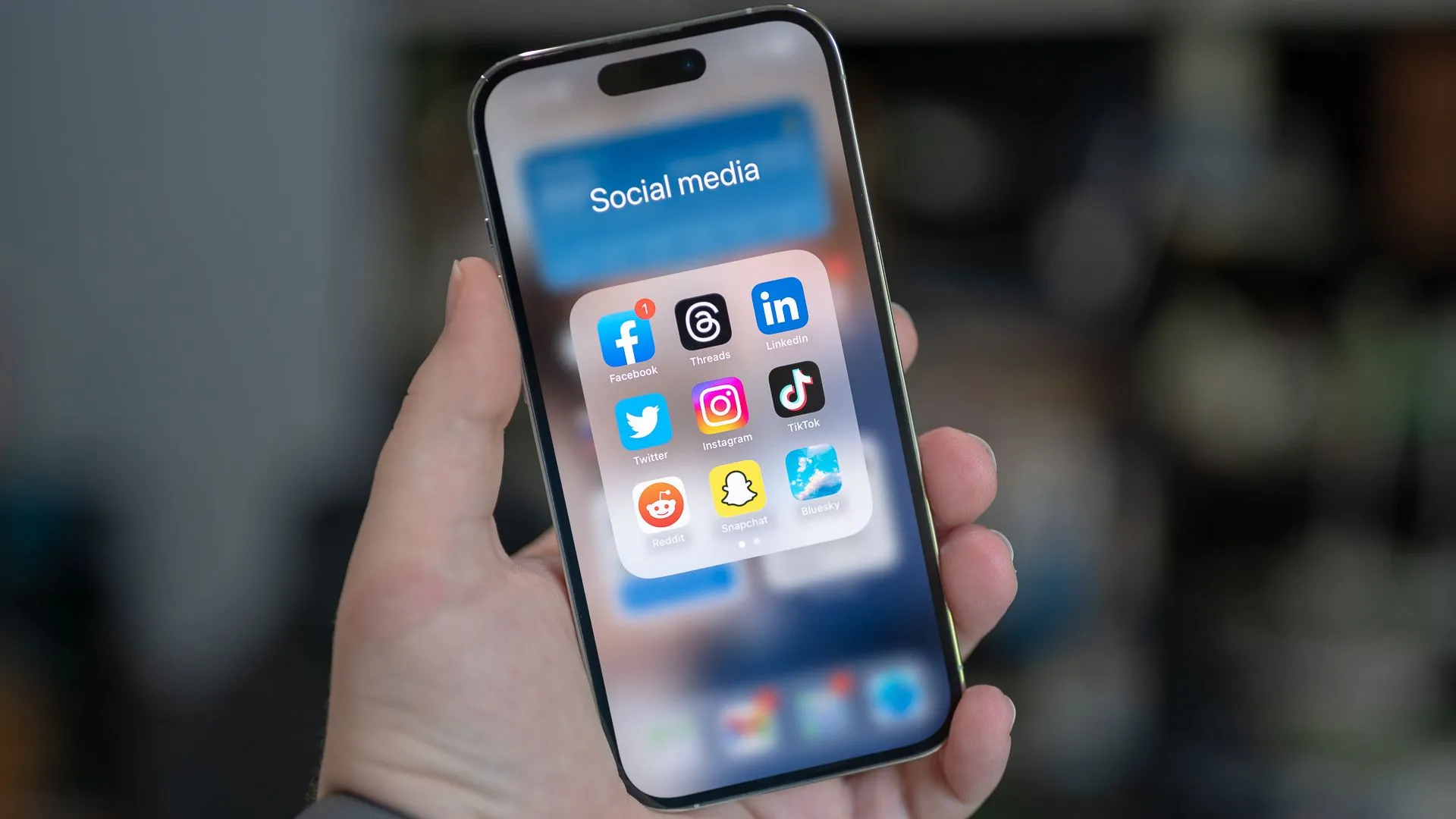 Thư mục ứng dụng mạng xã hội trên iPhone 14 Pro, bao gồm Facebook, LinkedIn và TikTok, thể hiện sự phụ thuộc vào thuật toán.