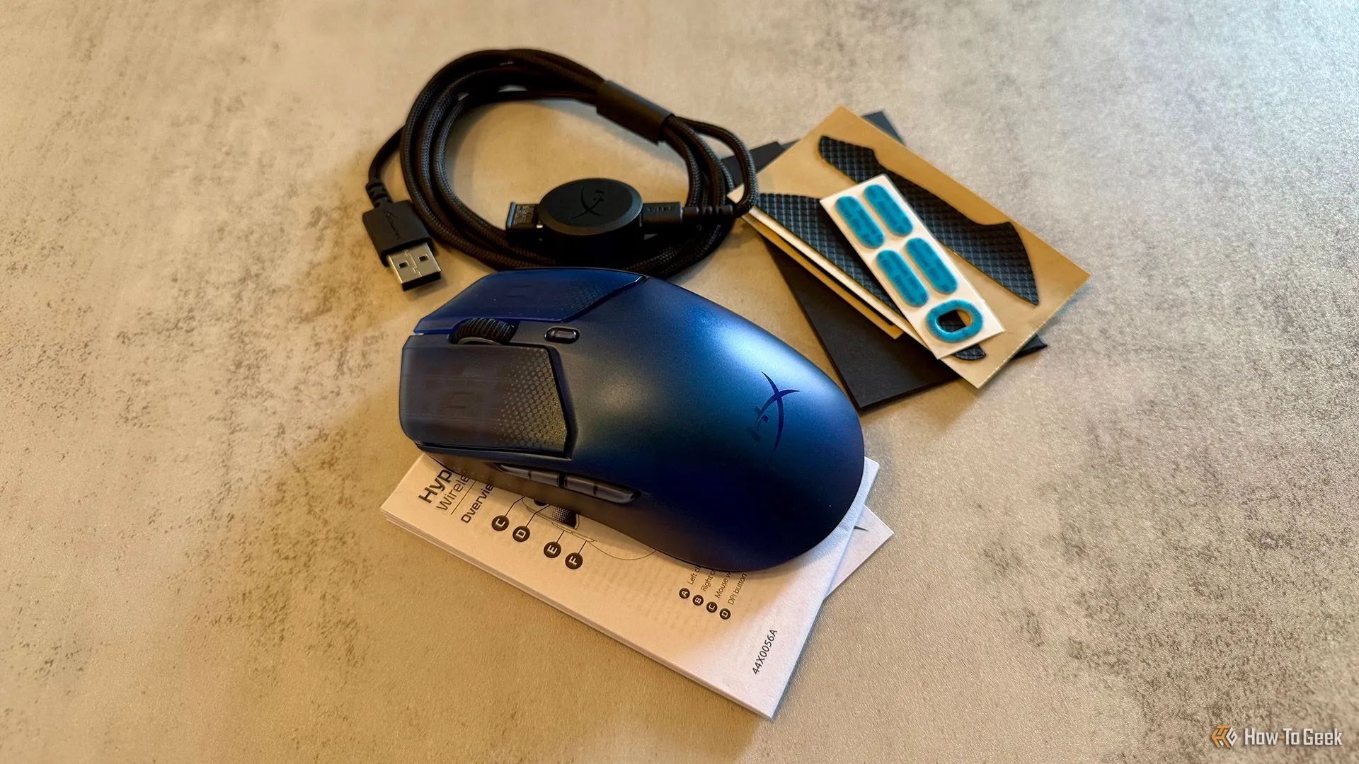 Toàn bộ phụ kiện đi kèm trong hộp chuột gaming HyperX Pulsefire Haste 2 S, bao gồm dongle, cáp sạc và grip tape