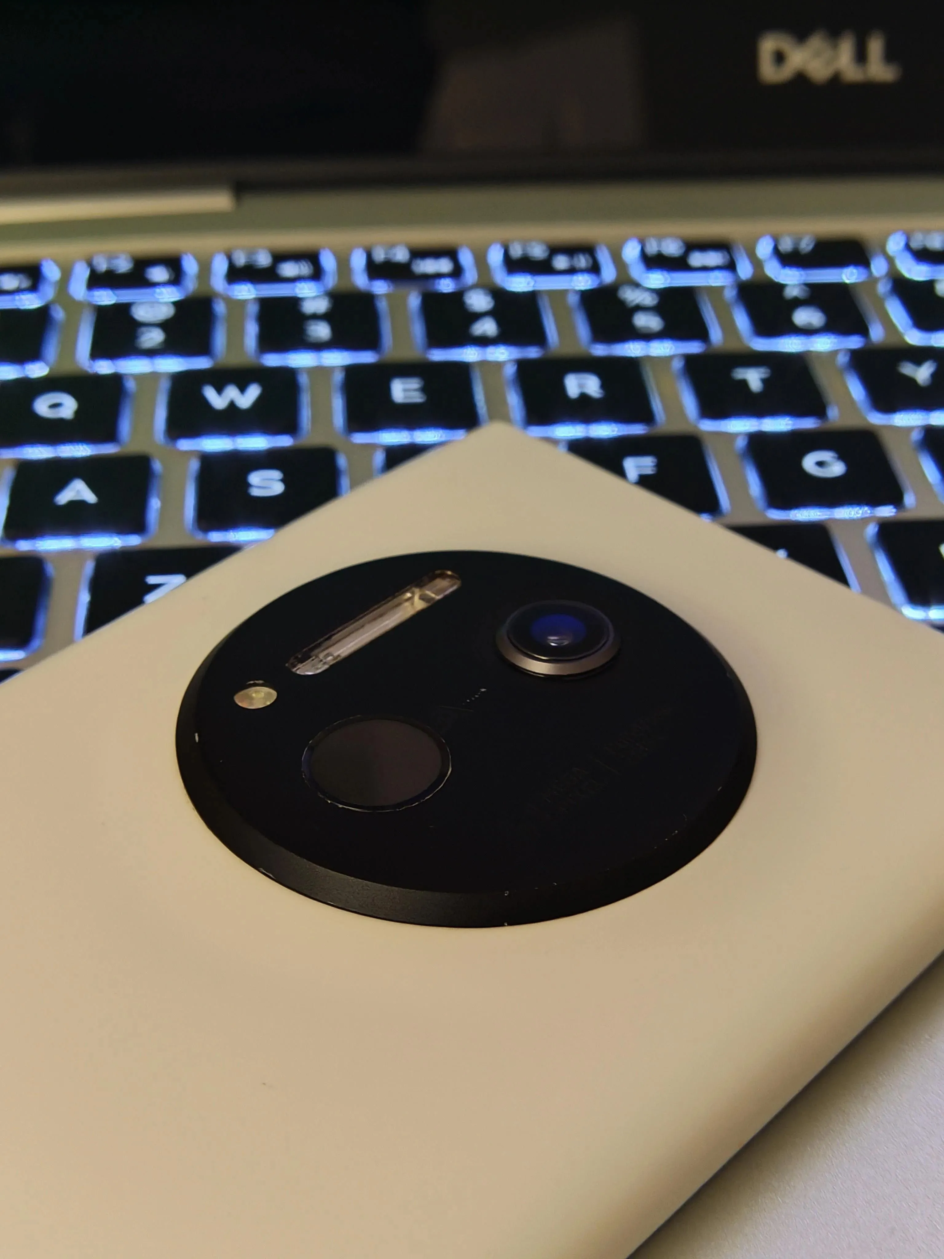Tổng thể thiết kế &quot;NokiApple LumiPhone 1020 SE&quot;, chiếc điện thoại lai giữa iPhone và Nokia Lumia 1020.