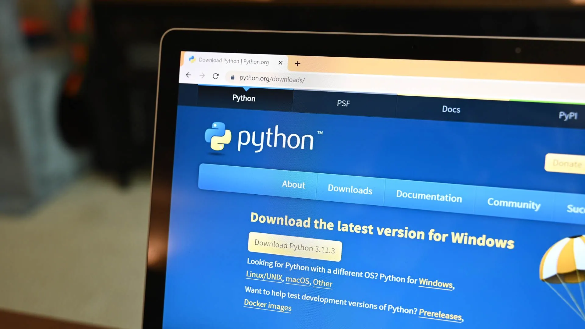 Trang web tải Python trên trình duyệt Chrome hiển thị trên laptop, tượng trưng cho bước đầu tìm hiểu và lựa chọn ngôn ngữ lập trình.