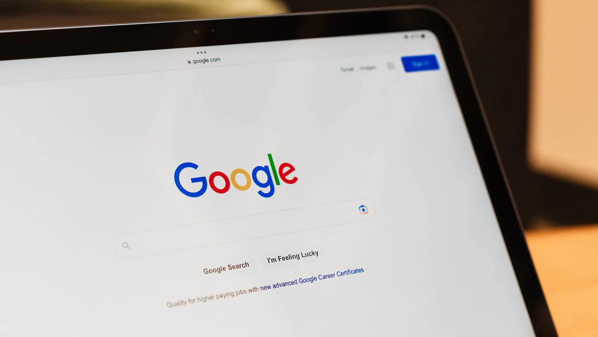 Trình duyệt Google Chrome đang mở trên iPad, biểu tượng cho các tiện ích mở rộng có thể giám sát
