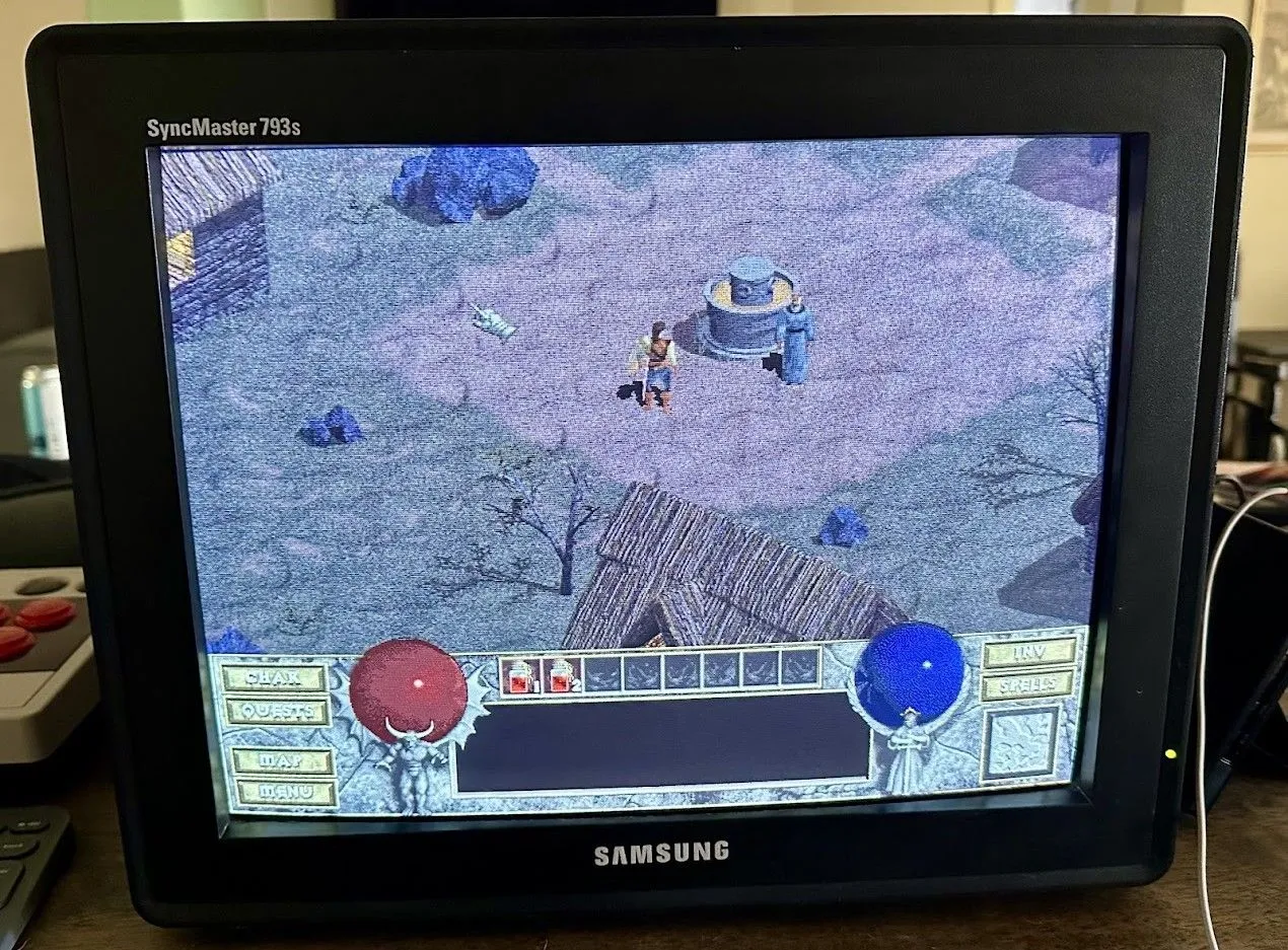 Trò chơi Diablo cổ điển hiển thị sắc nét trên màn hình CRT, minh họa trải nghiệm game chân thực