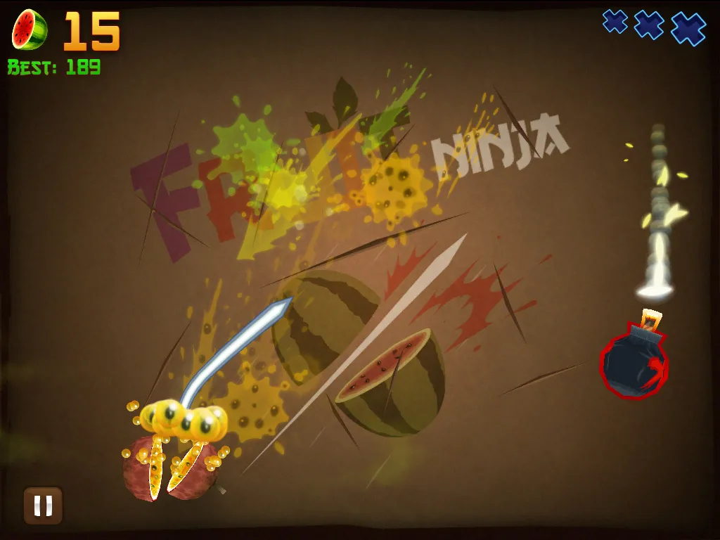 Trò chơi Fruit Ninja đang chạy trên iPad 2, minh họa trải nghiệm game trên thiết bị cũ.