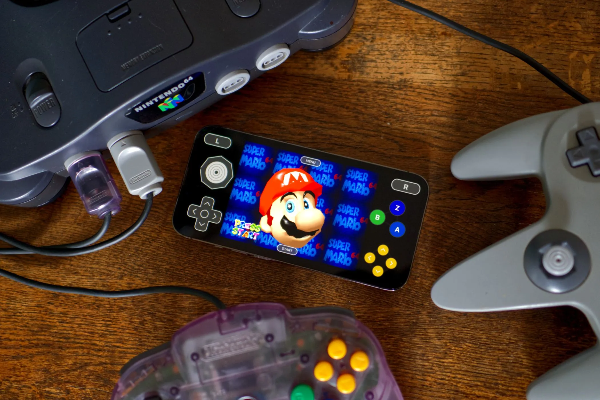 Trò chơi Super Mario 64 của Nintendo 64 đang chạy trên iPhone thông qua trình giả lập Delta, thể hiện khả năng của các chợ ứng dụng thay thế.