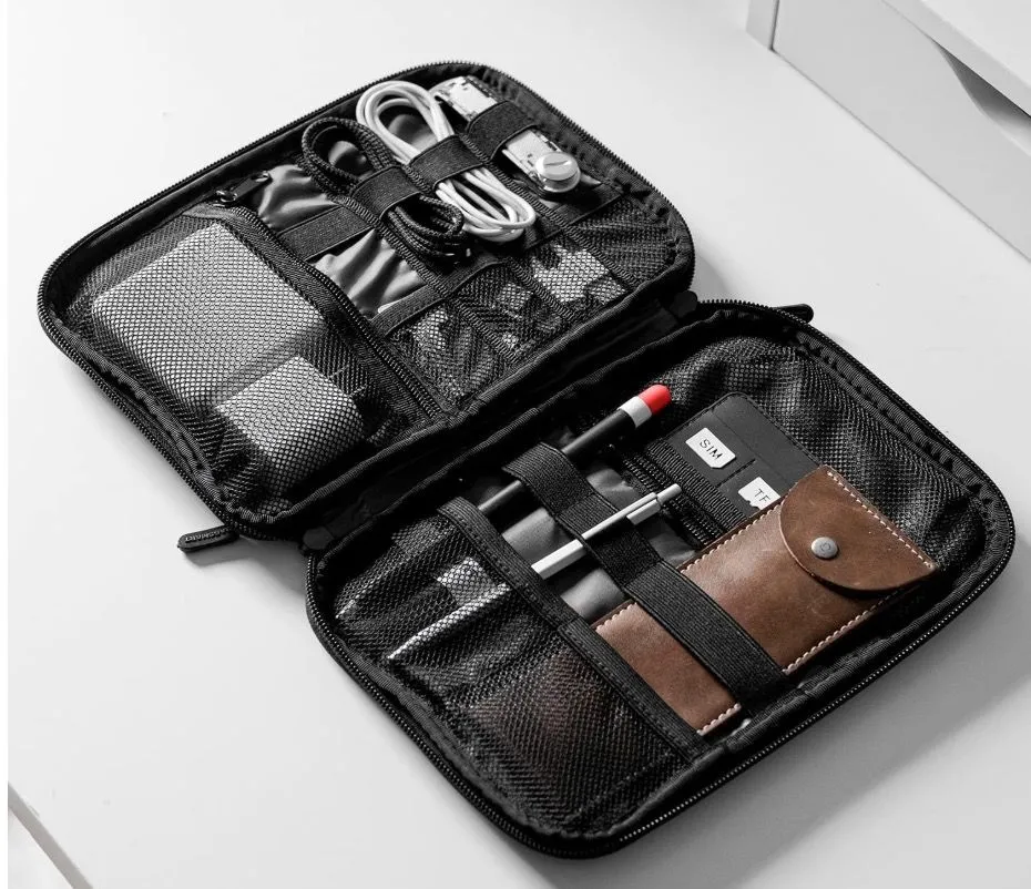 Túi đựng phụ kiện công nghệ BAGSMART chứa đầy cáp sạc và phụ kiện điện tử.