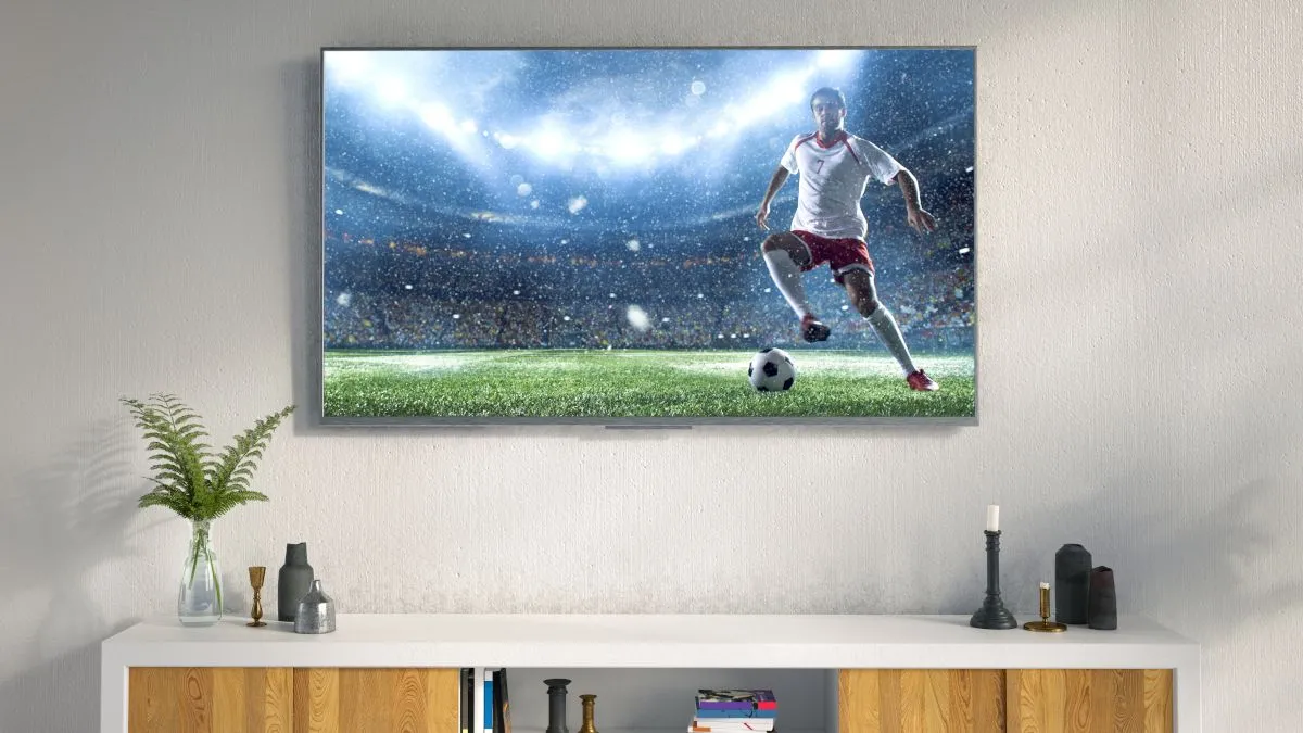TV LED hiển thị trận đấu bóng đá, minh họa khả năng cải thiện độ rõ nét chuyển động của công nghệ Black Frame Insertion (BFI) trên màn hình.