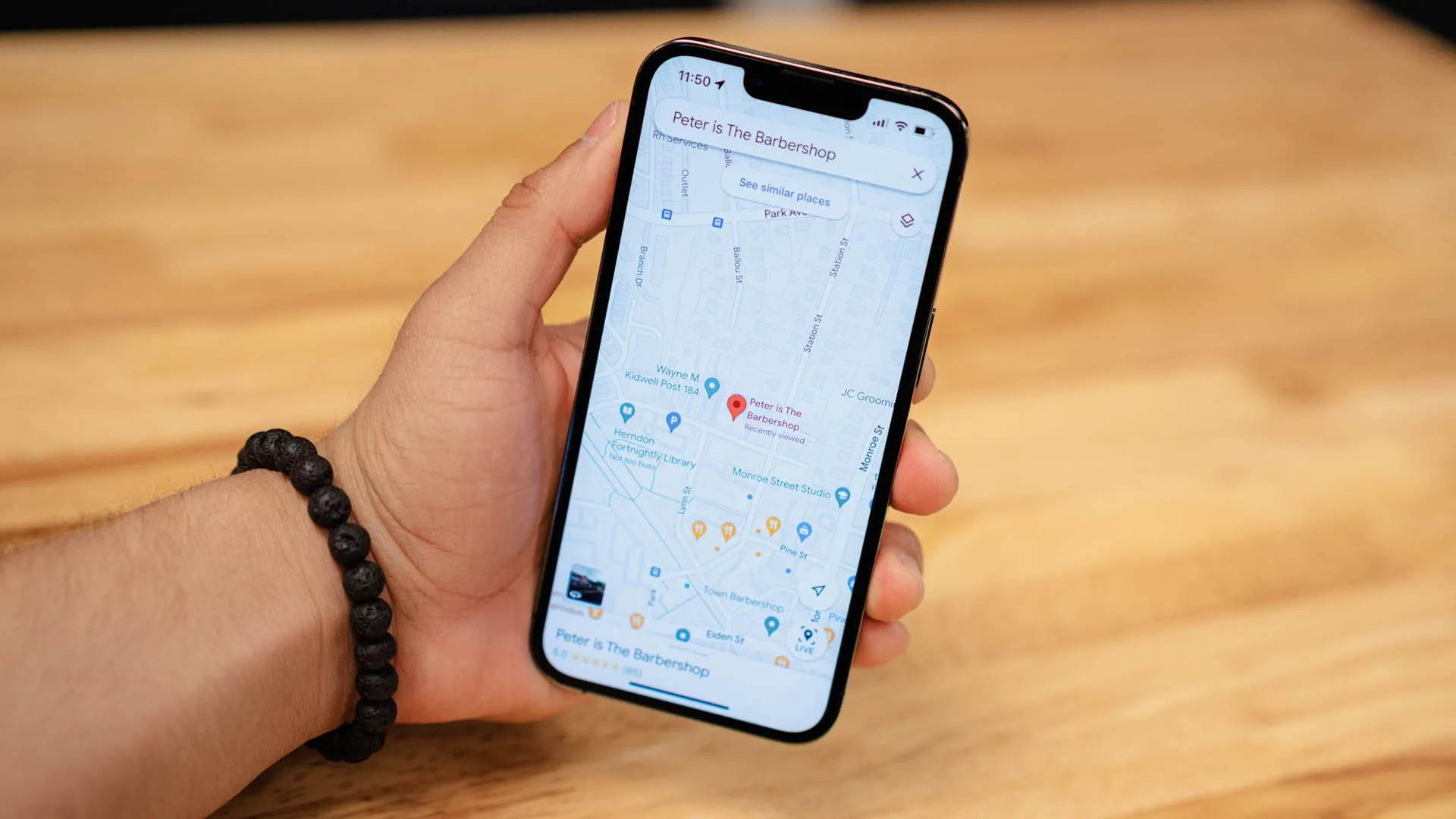 Ứng dụng Google Maps hiển thị lộ trình trên màn hình iPhone, minh họa việc sử dụng dữ liệu di động liên tục và lợi ích từ gói cước cao cấp với dung lượng không giới hạn.