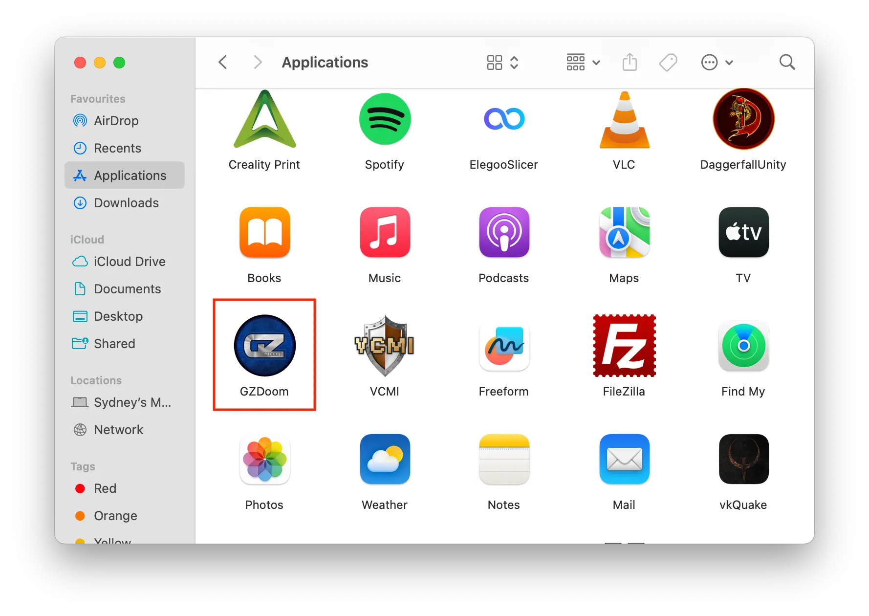 Ứng dụng GZDoom được đánh dấu trong thư mục Applications trên macOS, sẵn sàng để mở gói.