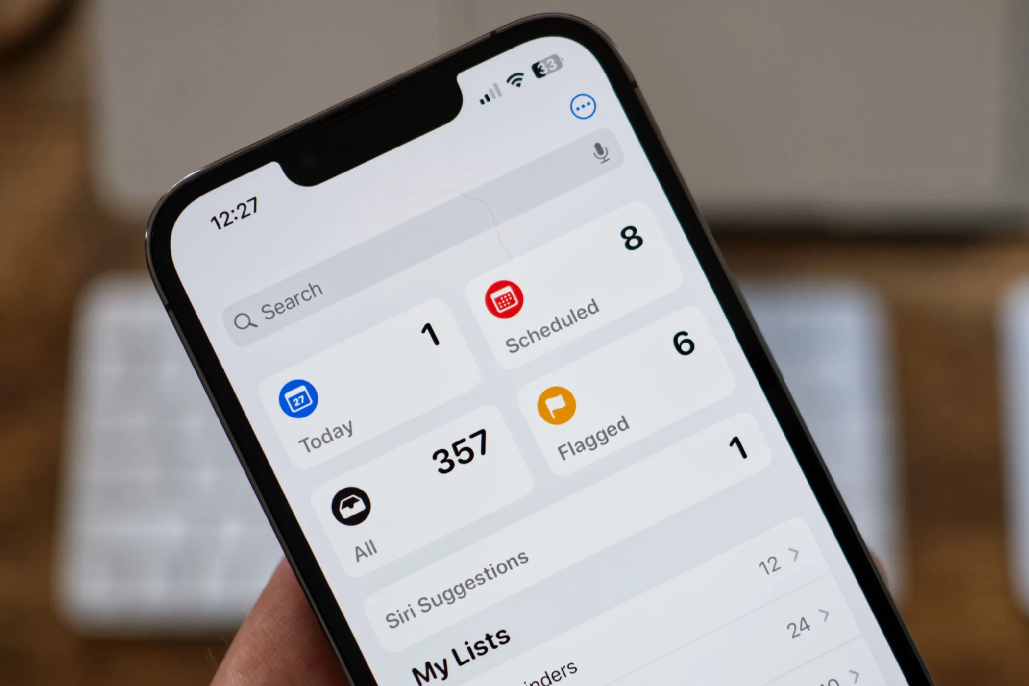 Ứng dụng Lời nhắc của Apple đang mở trên iPhone 13 Pro, minh họa công cụ quản lý lịch trình kỹ thuật số