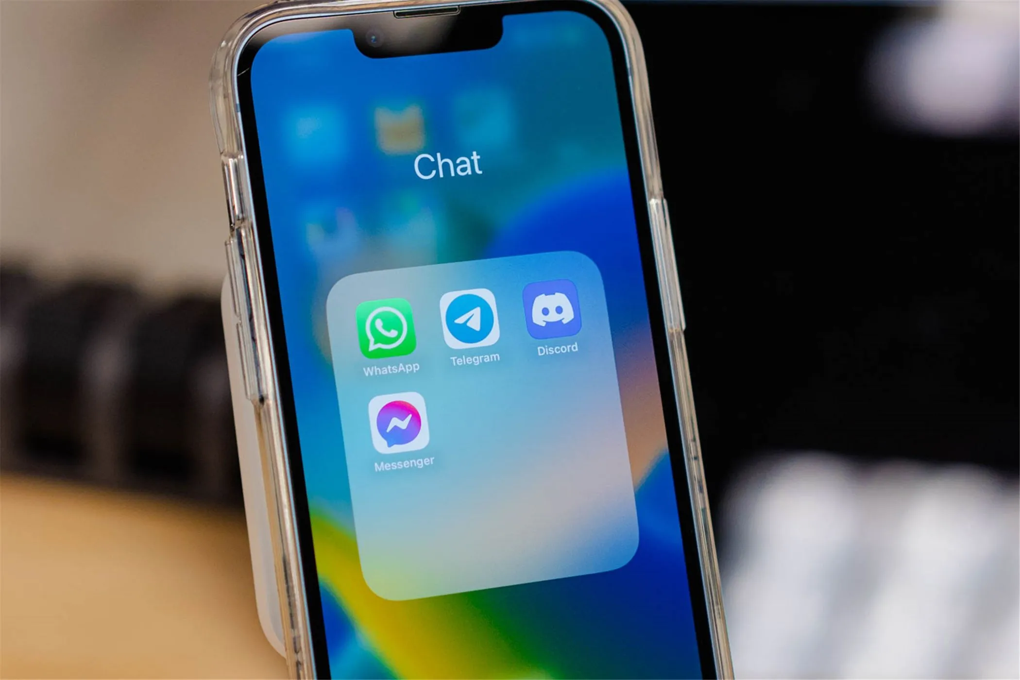 Ứng dụng WhatsApp hiển thị trên điện thoại cùng nhiều ứng dụng nhắn tin khác.
