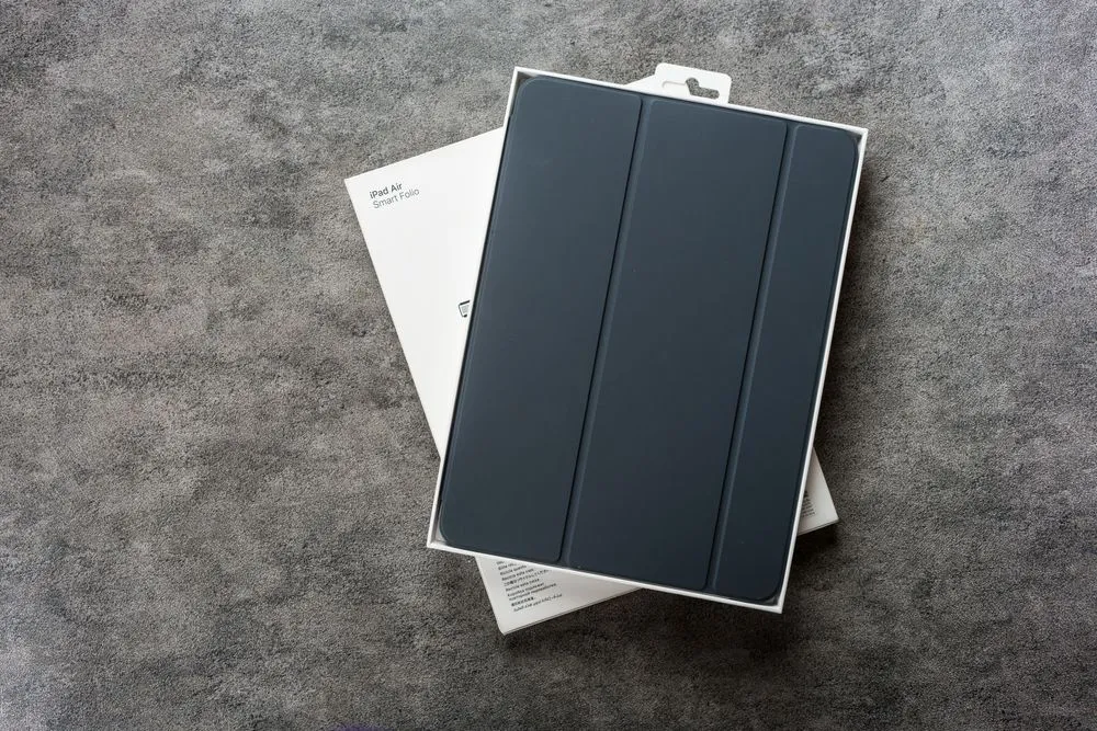Vỏ bảo vệ iPad Smart Folio trong hộp, minh họa tính năng cảm biến ngủ/thức