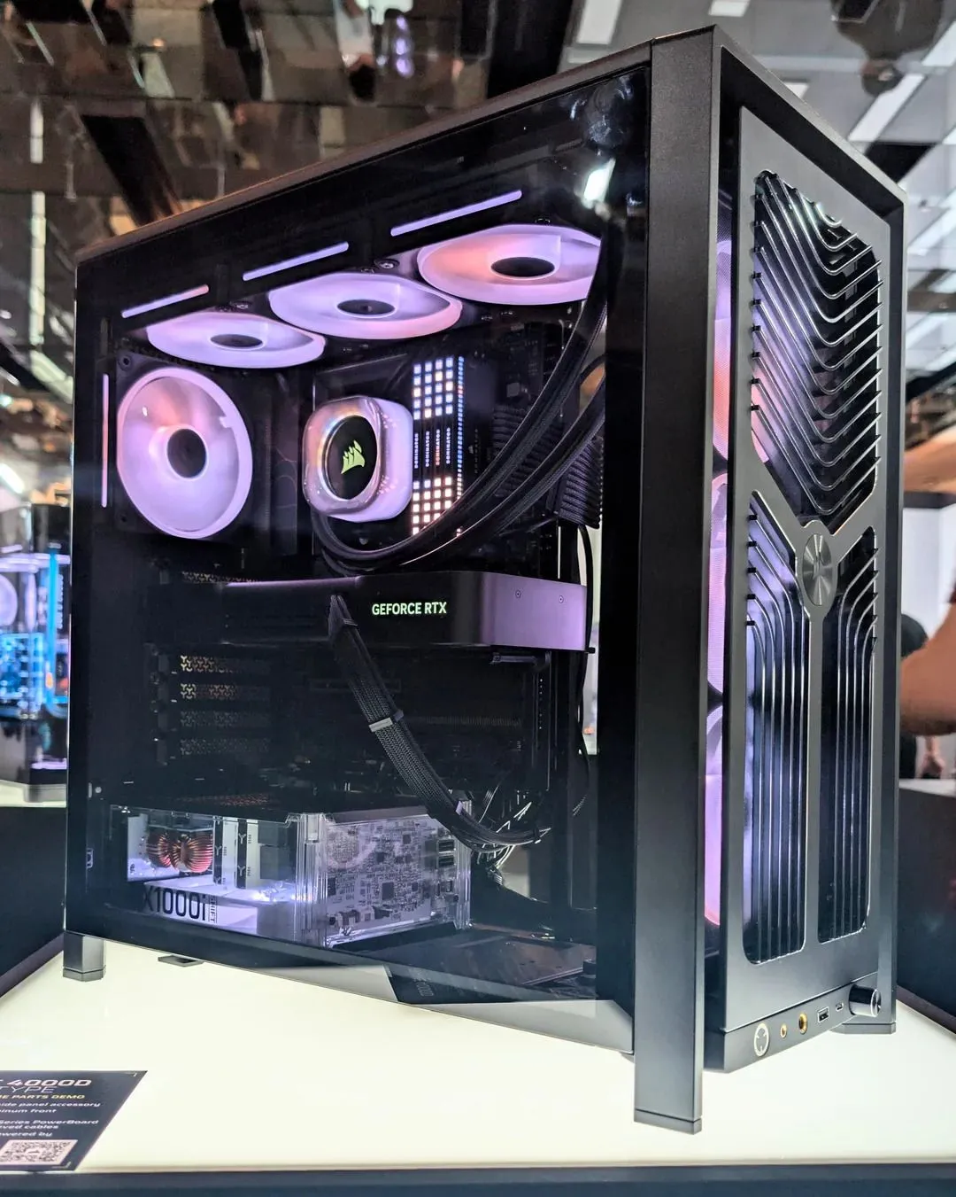 Vỏ case Corsair Frame 4000D mới với nguồn máy tính prototype trong suốt được lắp đặt bên trong, hiển thị hiệu ứng ánh sáng RGB