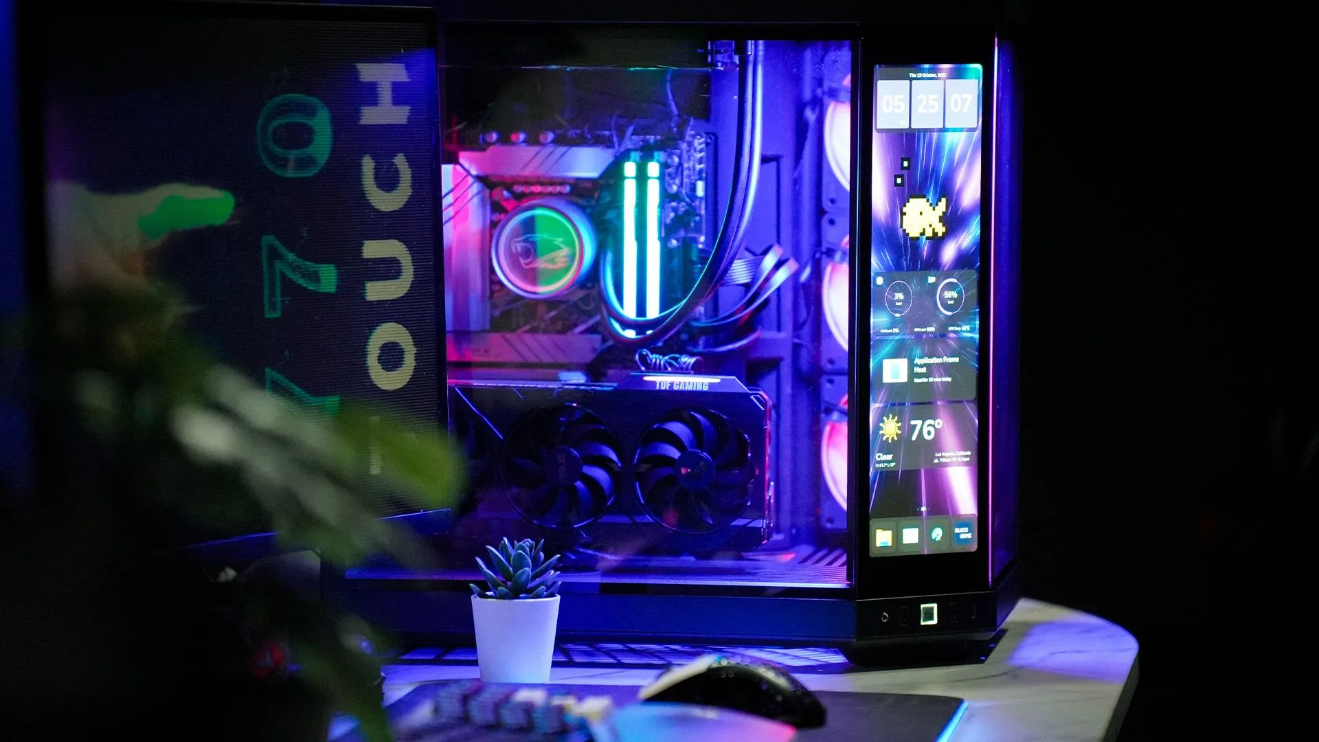 Vỏ case HYTE Y70 Touch màu đen với màn hình cảm ứng góc cạnh tích hợp, hiển thị giao diện phần mềm