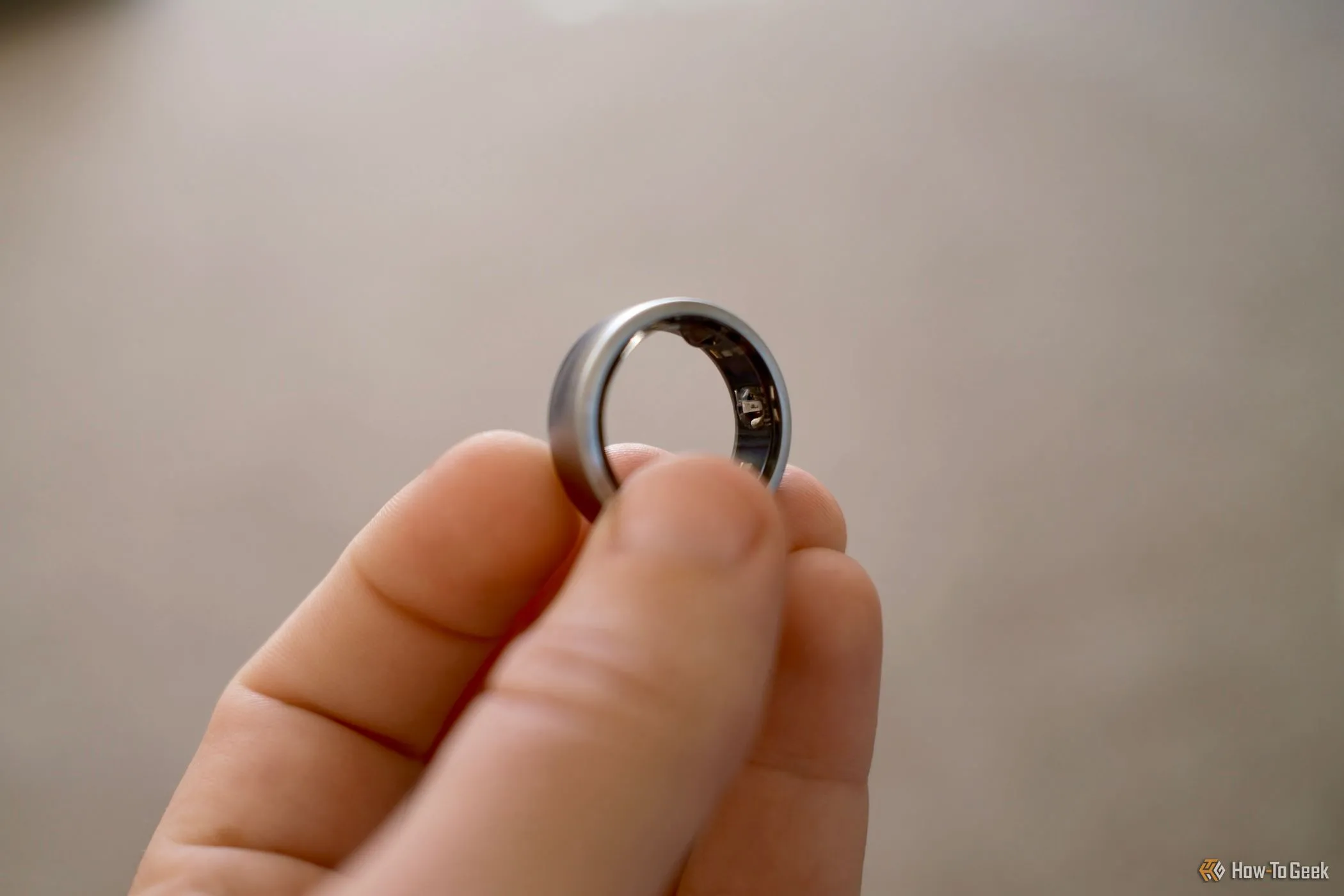 Vòng thông minh Oura Ring trên tay