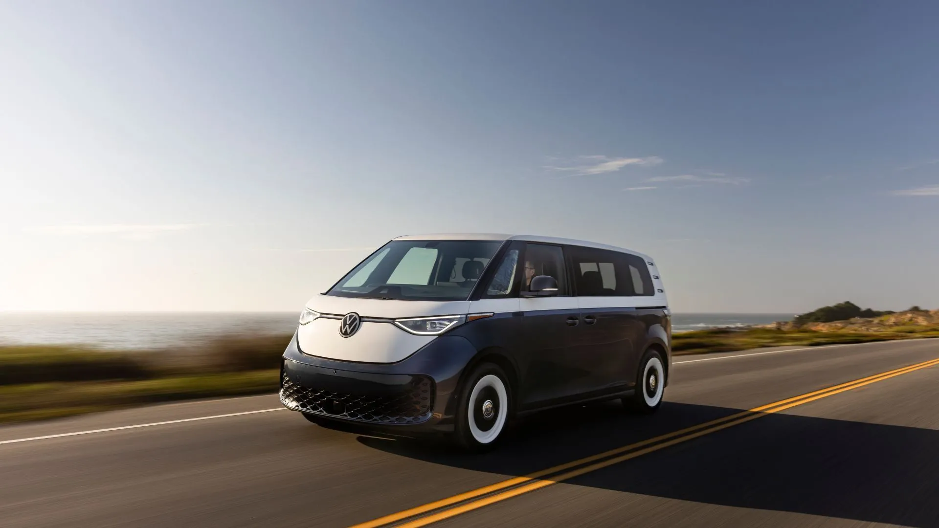 Xe điện van Volkswagen ID. Buzz màu xanh than lăn bánh