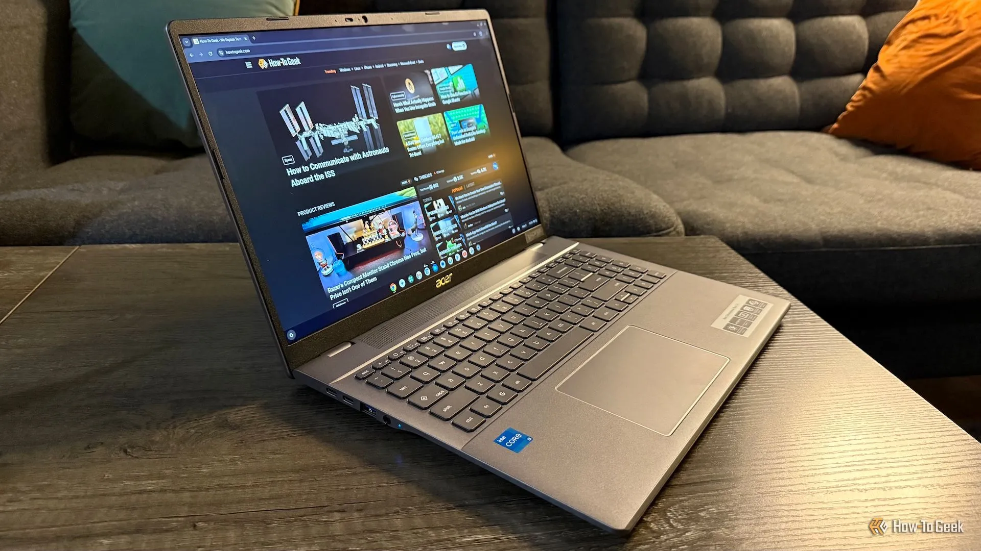 Acer Chromebook Plus 516 mở trên bàn với màn hình sáng