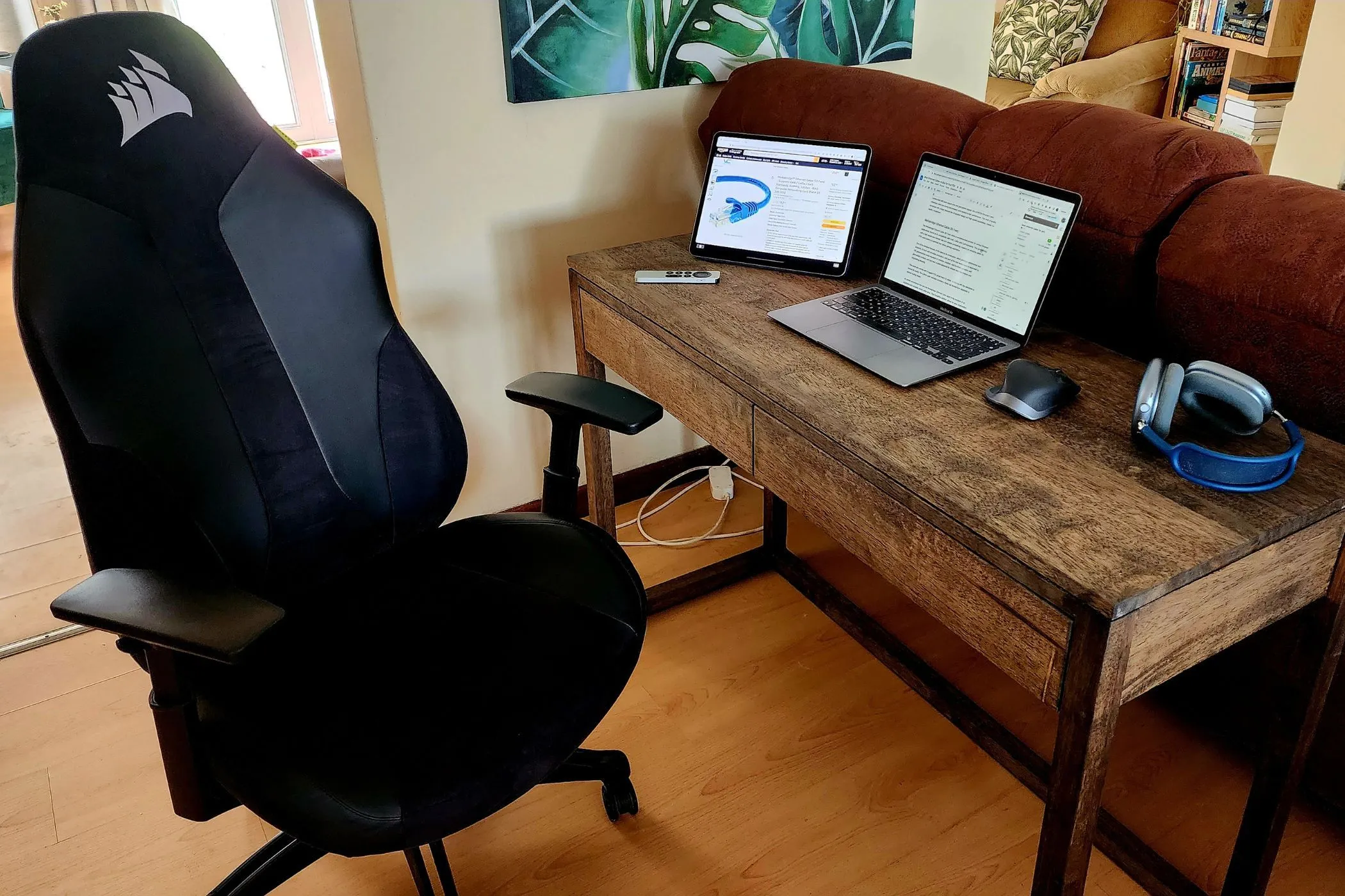 Bàn làm việc với MacBook, iPad và phụ kiện Apple cao cấp