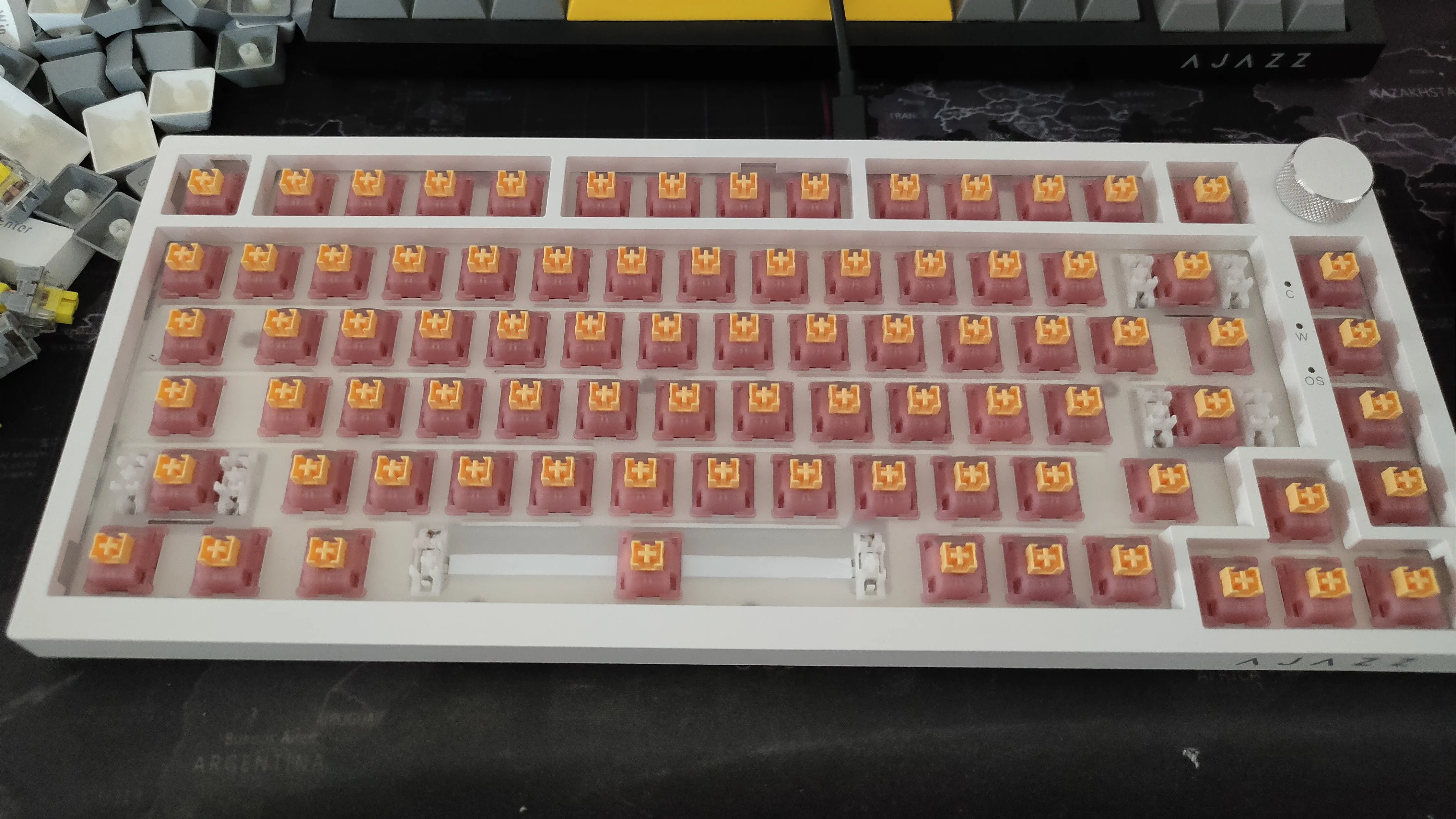 Bàn phím Ajazz AK820 với các switch Outemu Silent Peach V3 đã được lắp đặt, minh họa một cấu hình bàn phím cơ yên tĩnh.