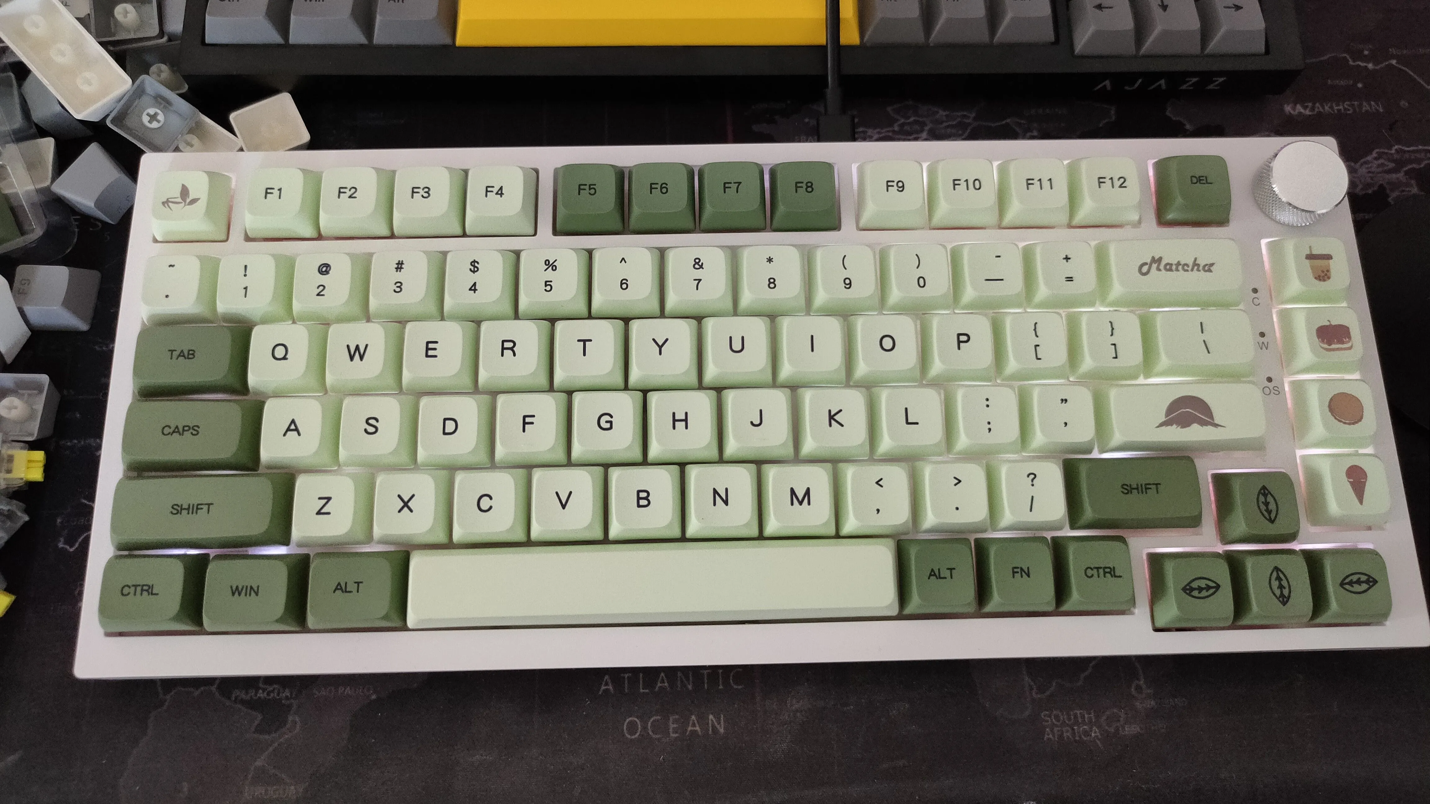 Bàn phím cơ Ajazz AK820 với bộ keycap xanh tùy chỉnh, đặt trên lót chuột dày giúp giảm tiếng ồn khi gõ phím