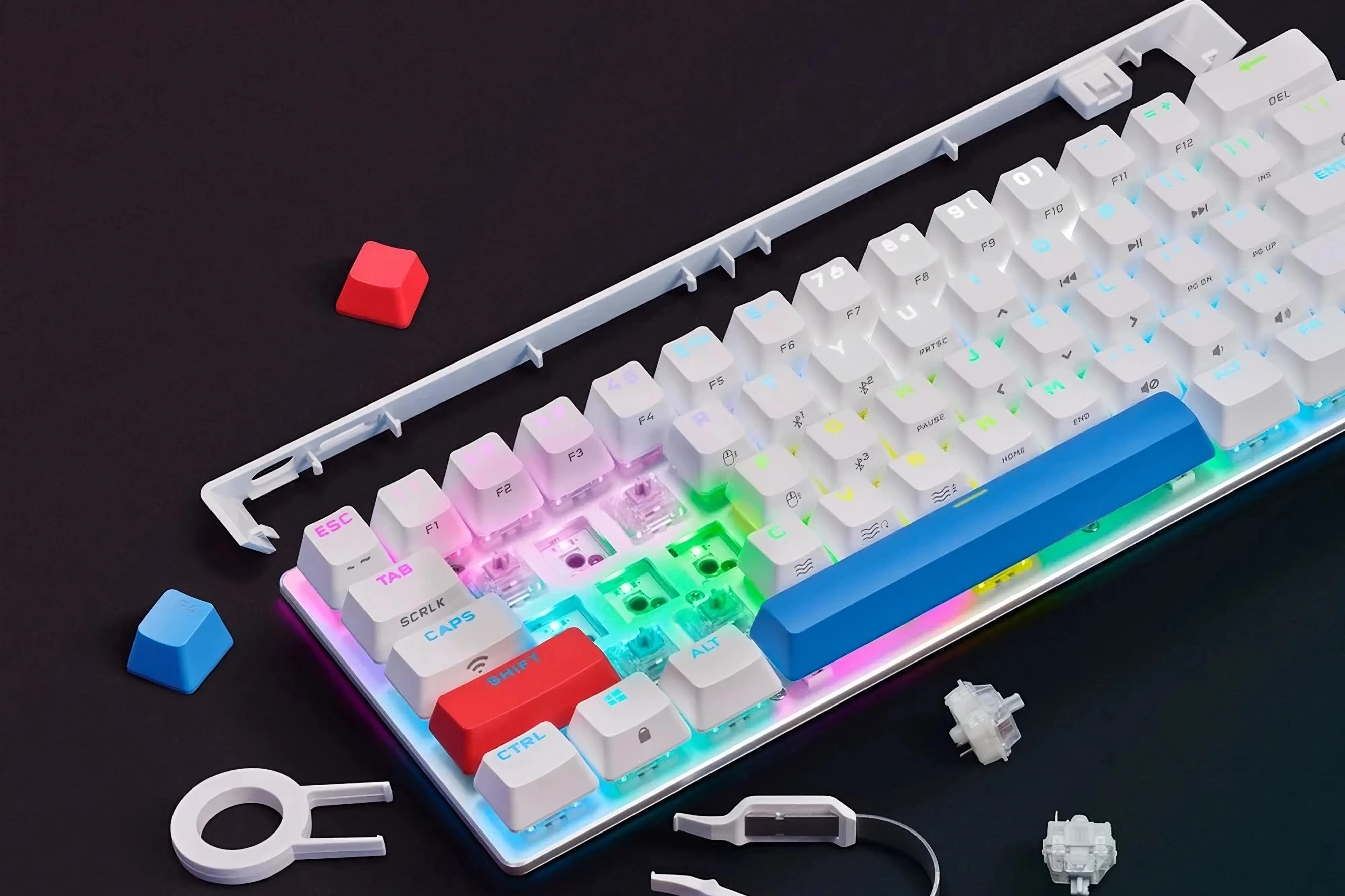 Bàn phím Corsair K70 Pro Mini Wireless không dây với một vài switch đã tháo, minh họa tính năng hot-swappable tiện lợi cho người dùng bàn phím cơ.