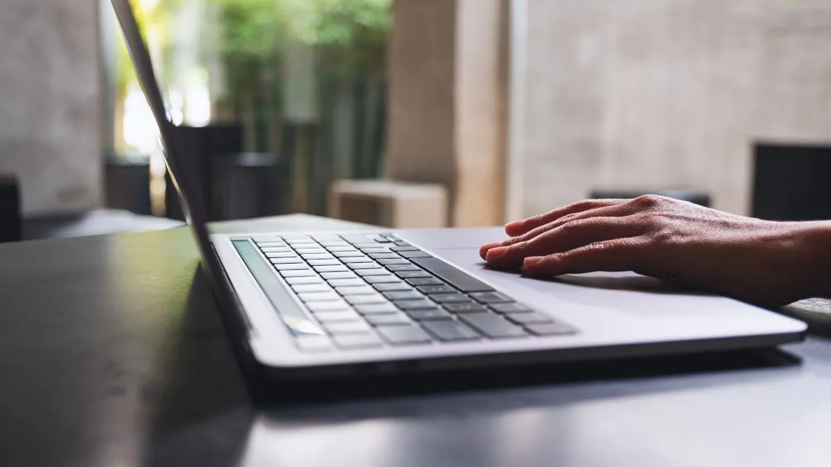 Bàn phím laptop và hình ảnh người dùng đang thao tác, thể hiện sự riêng tư khi duyệt web