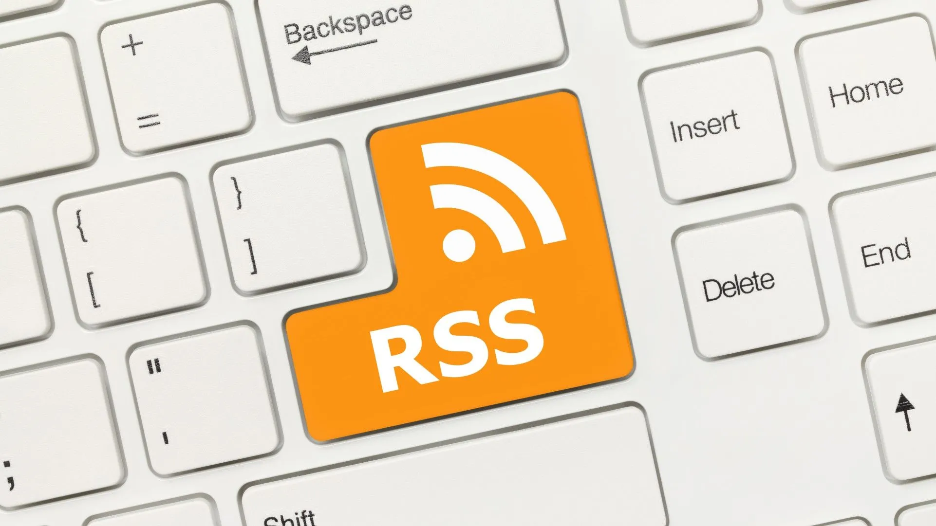 Bàn phím máy tính với nút RSS màu cam thay thế phím Enter