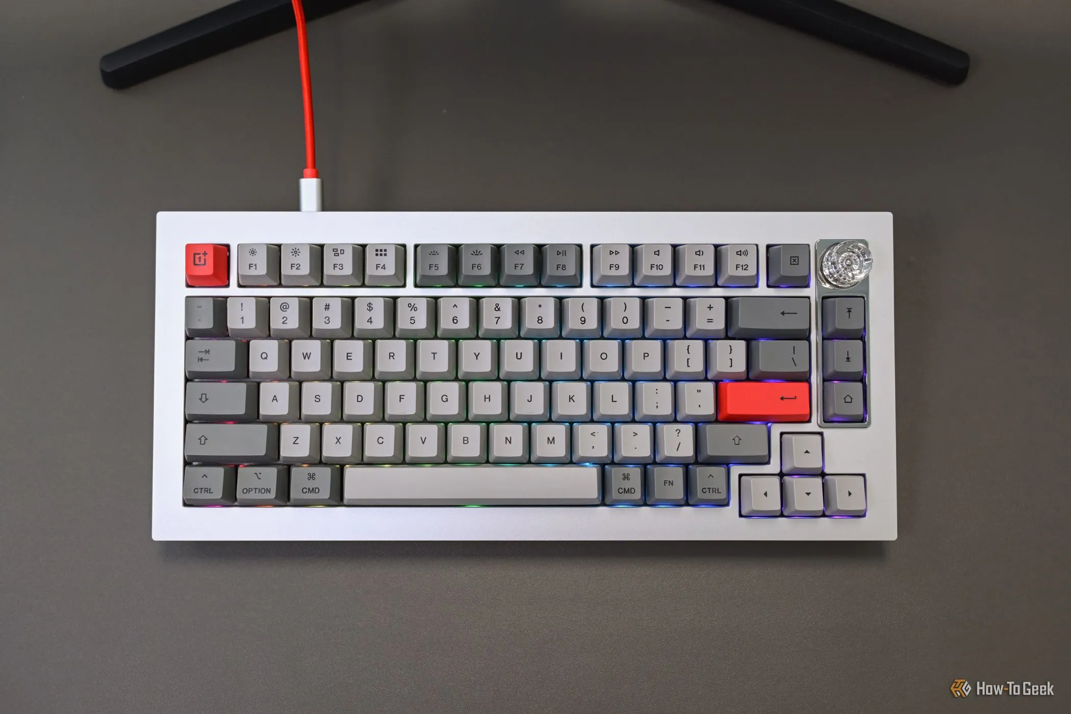 Bàn phím OnePlus Keyboard 81 Pro màu xám trên bàn làm việc, kết nối USB-C