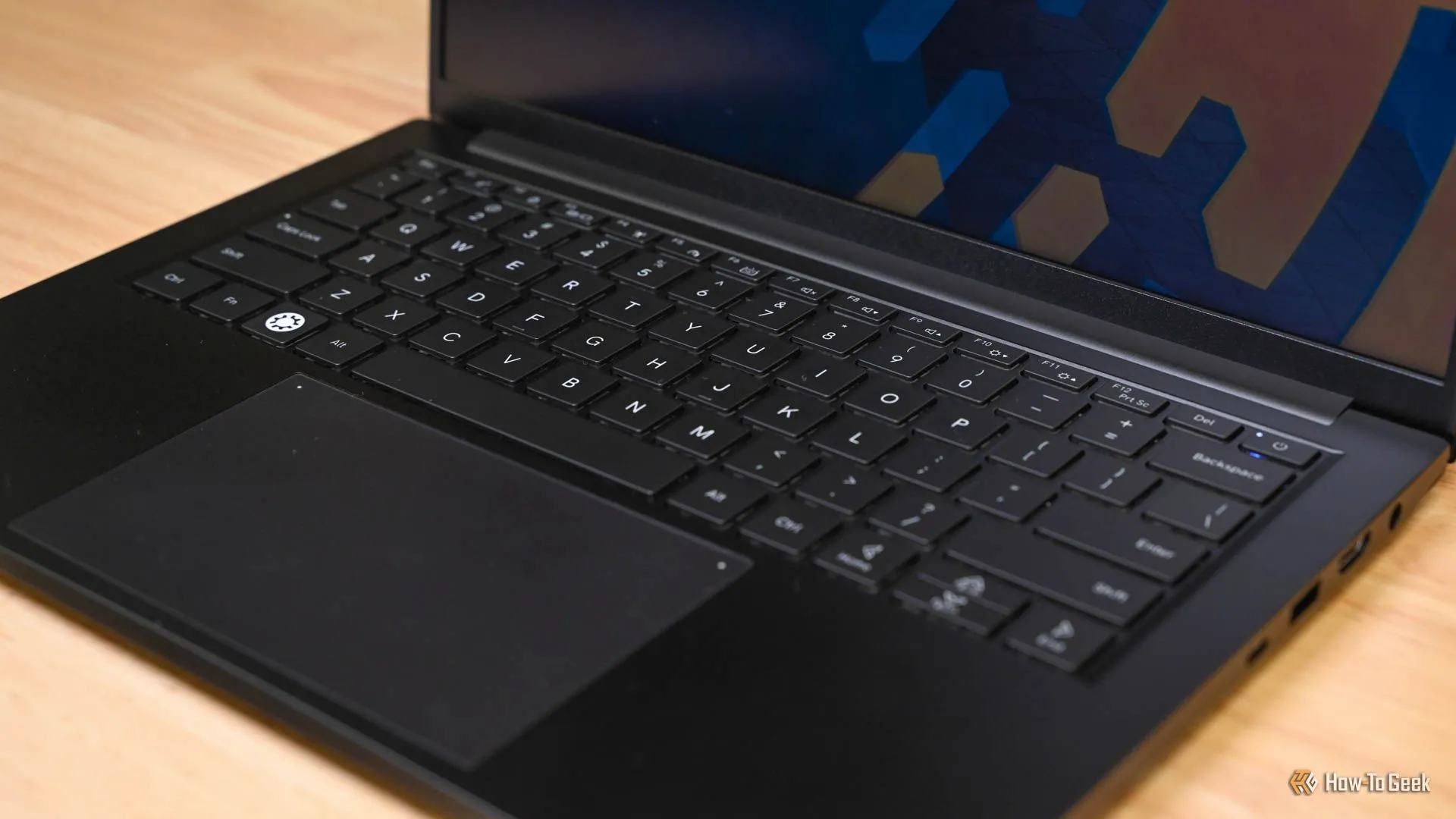 Bàn phím và bàn di chuột của laptop Kubuntu Focus Ir14