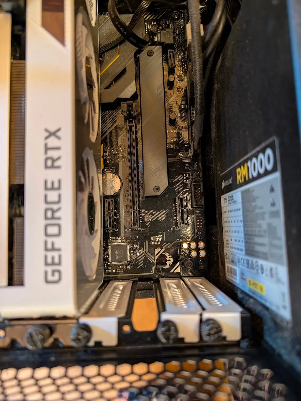 Bên trong một máy tính để bàn, hiển thị các linh kiện và khe cắm PCIe.