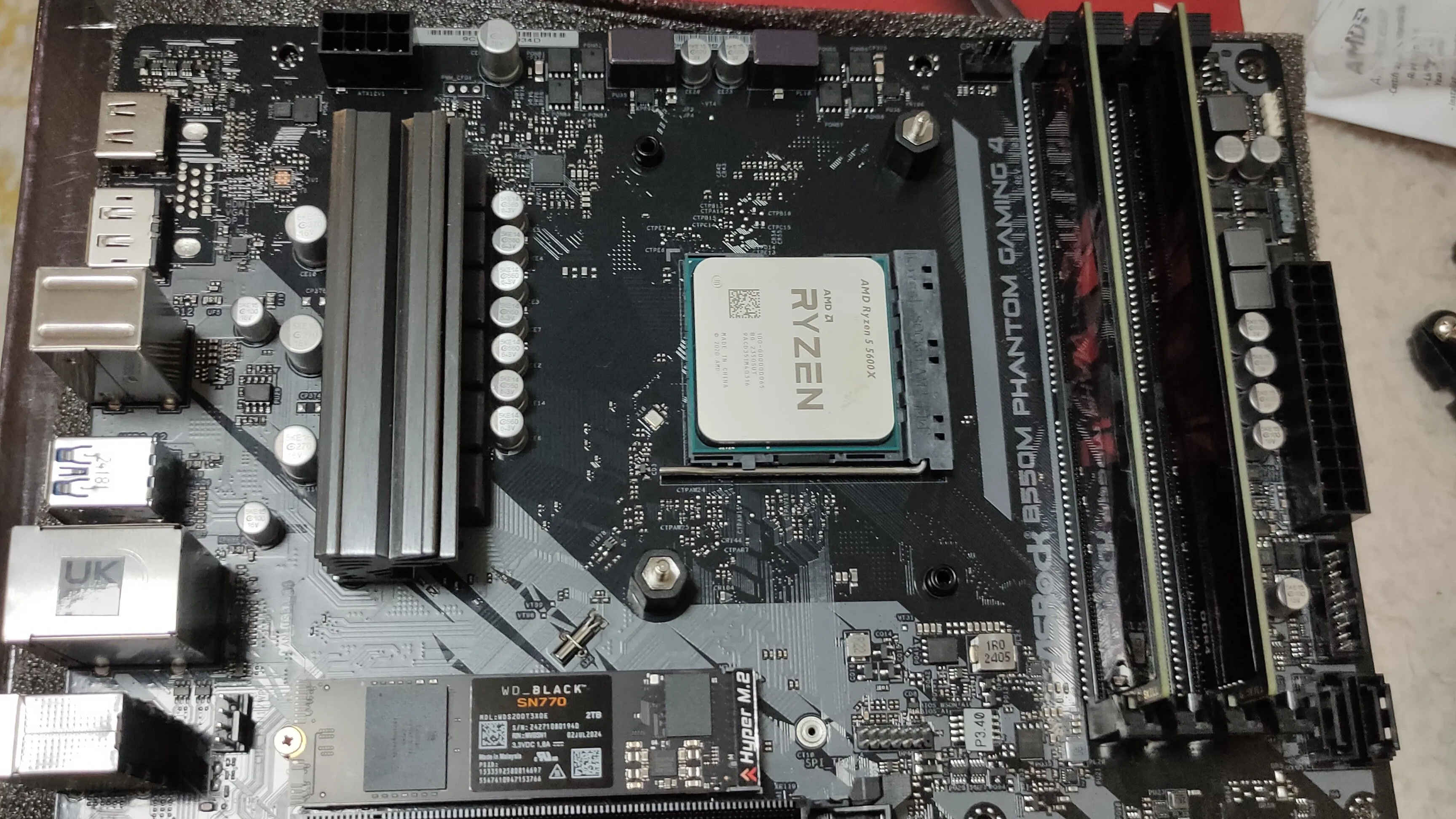 Bo mạch chủ PC với CPU Ryzen 5, RAM DDR4 và SSD NVMe, minh họa khả năng nâng cấp dễ dàng.