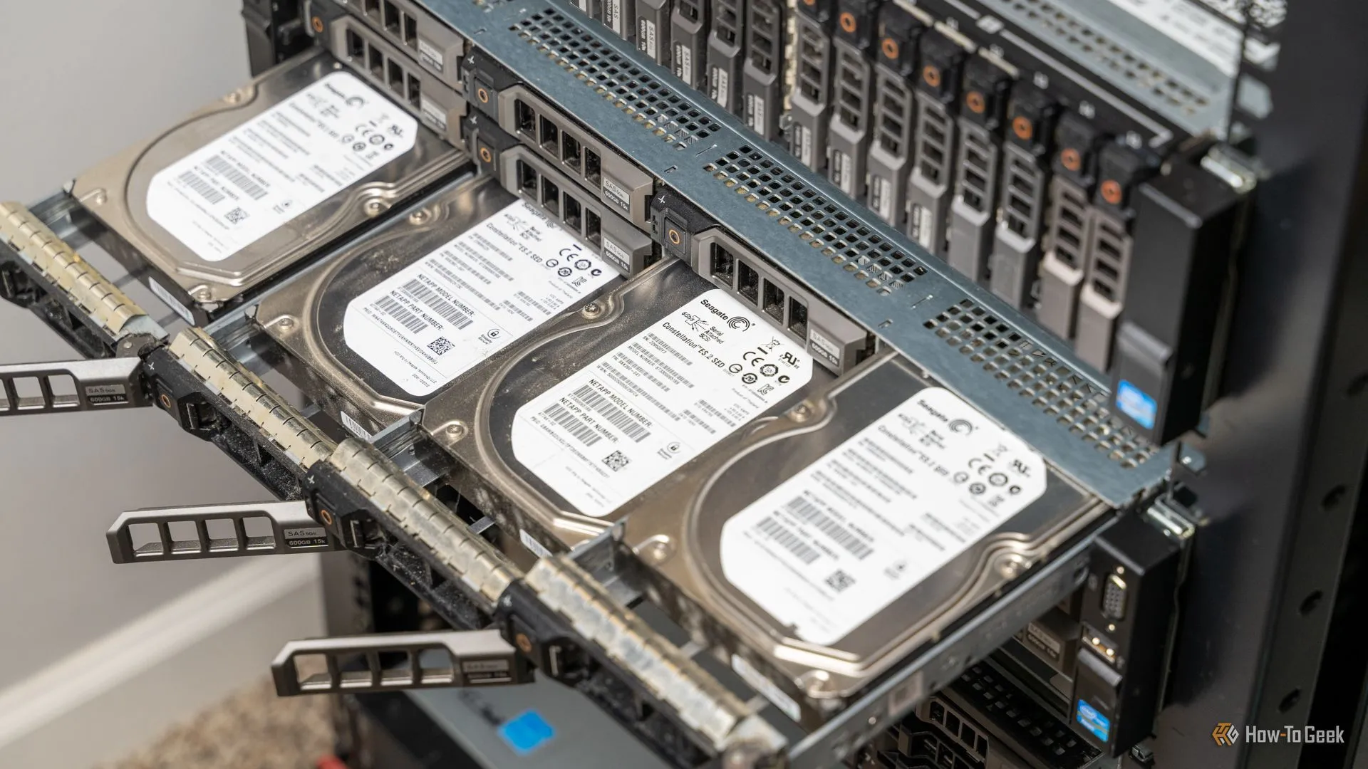 Bốn ổ cứng gắn trong máy chủ dạng rack-mount, biểu tượng của hệ thống lưu trữ NAS lớn