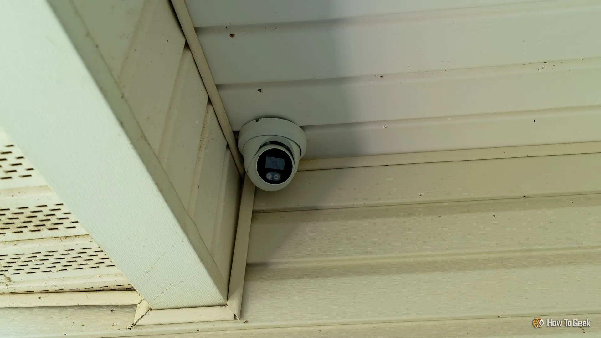 Camera an ninh PoE gắn góc hiên nhà