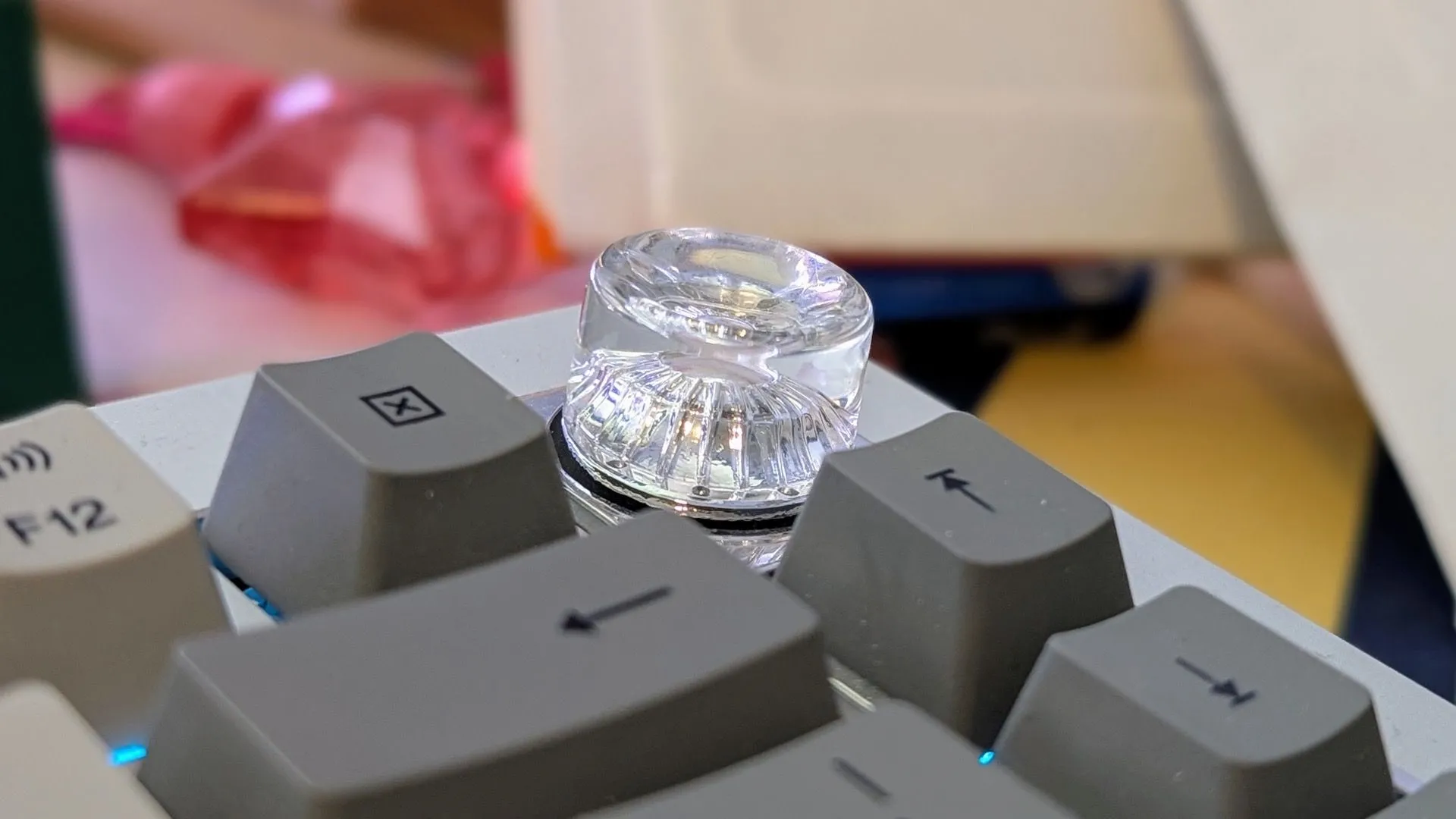 Cận cảnh núm xoay âm lượng trên bàn phím cơ OnePlus Keyboard 81 Pro