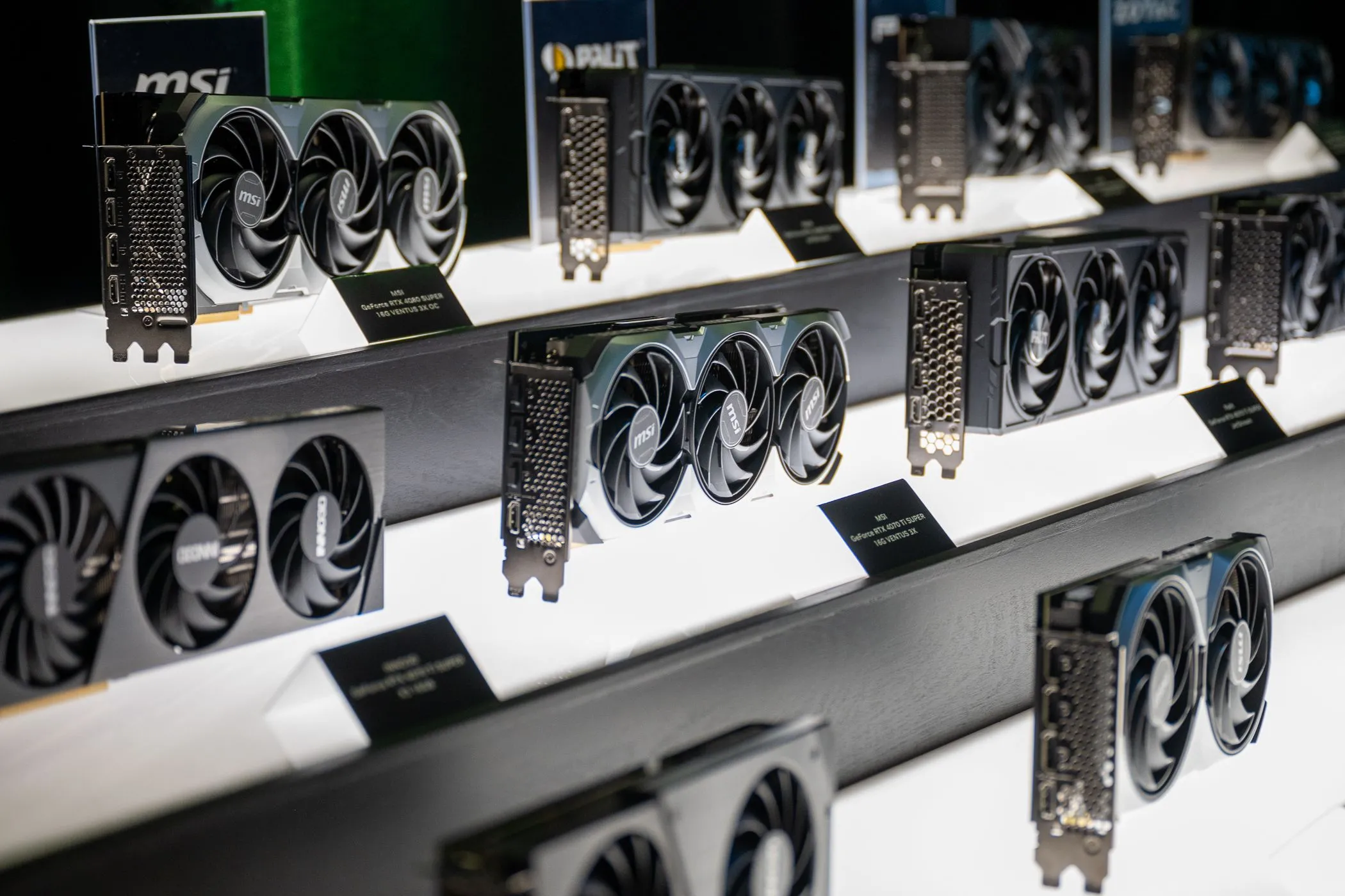 Card đồ họa MSI GeForce RTX 4070 Ti SUPER và các GPU khác.