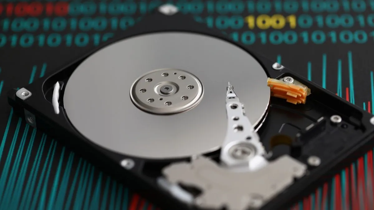 Cấu tạo bên trong ổ cứng HDD khi được tháo rời, minh họa các thành phần có thể gây lỗi.